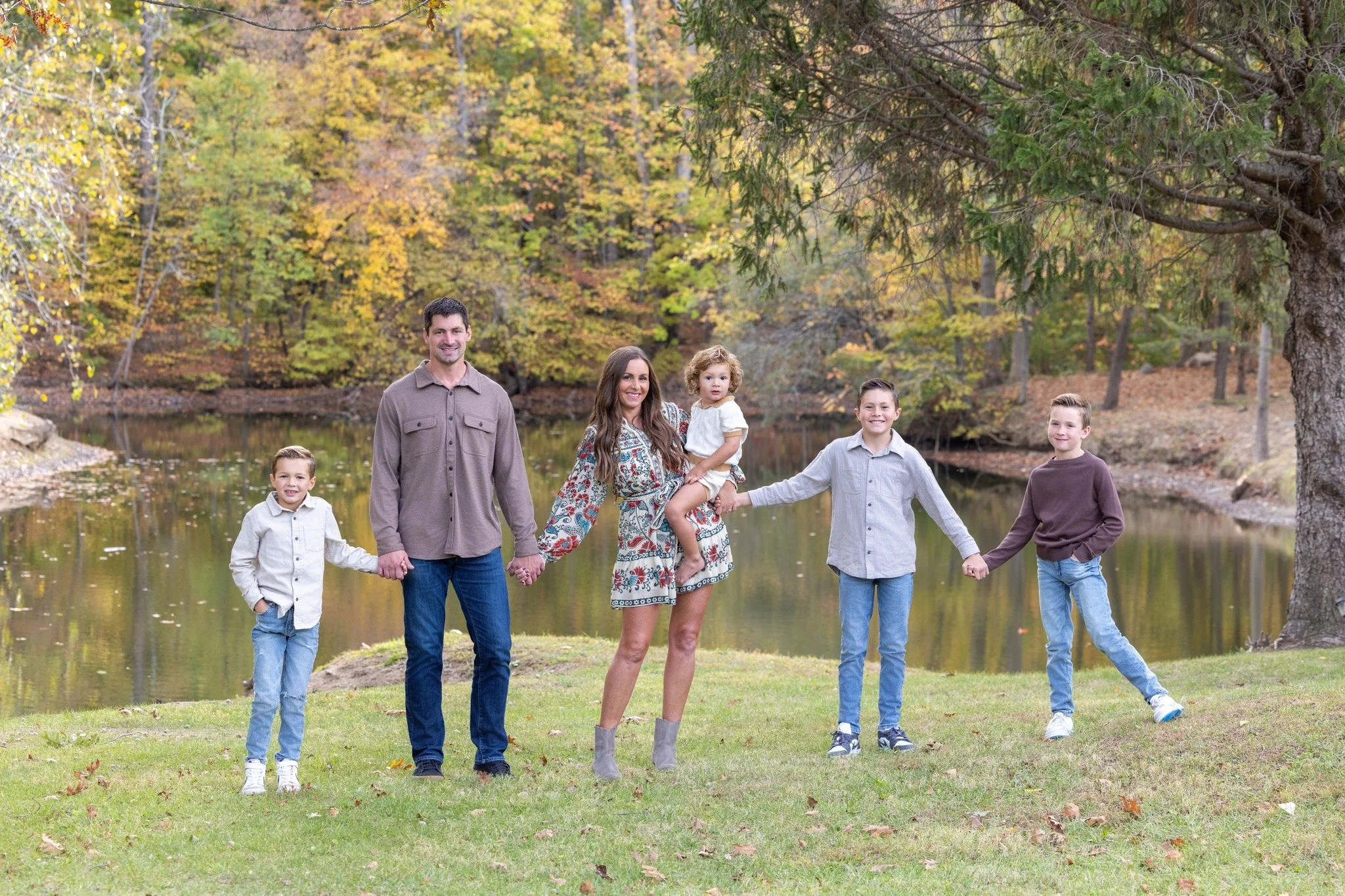 Little ones grow up so fast. Schedule your V Gallery Family Portraits today to preserve those memories. @the_momavist #familyportaits #vgalleryphoto