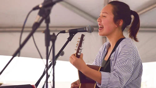 Kaye Hoff performing at the Ann Arbor Art Fair 2017