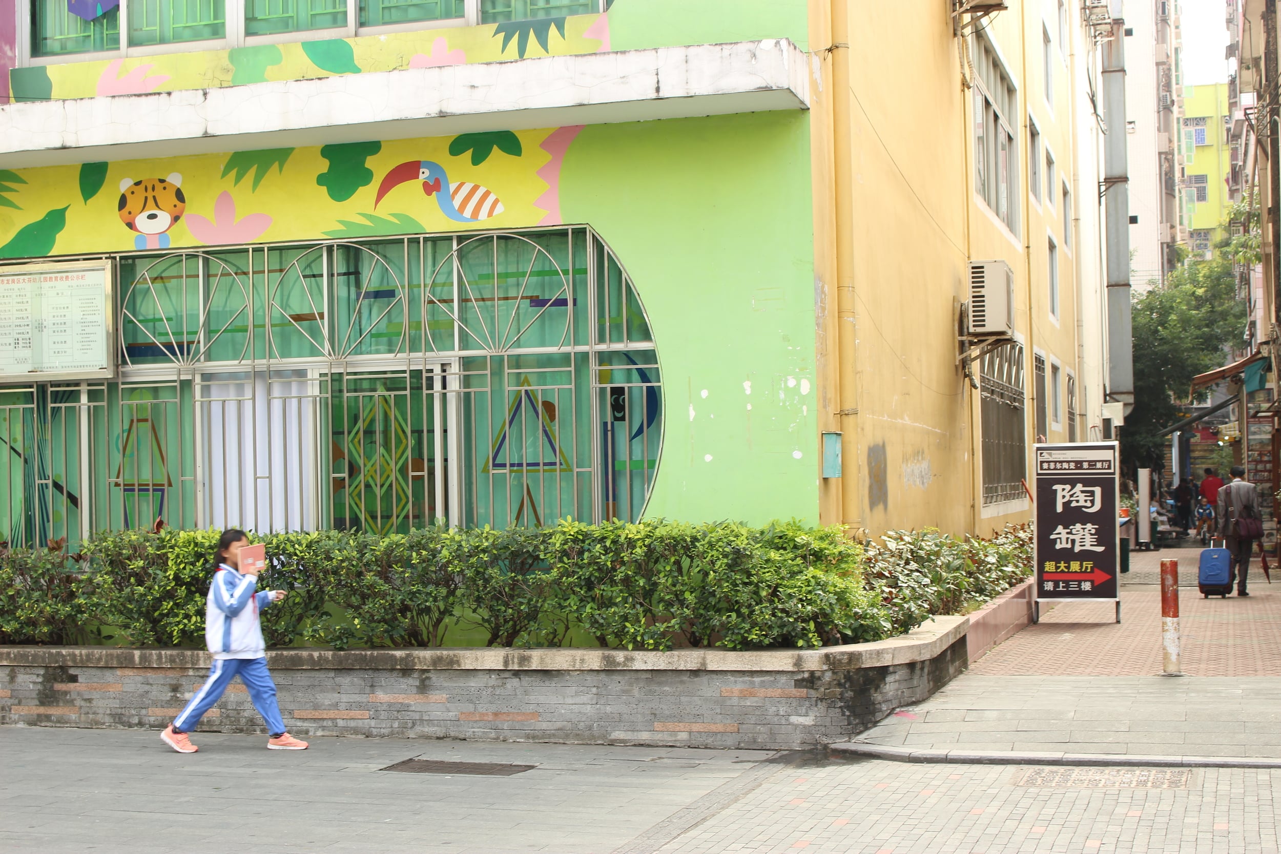  Lots of schoolchildren were on their lunch break when we were out and about! 