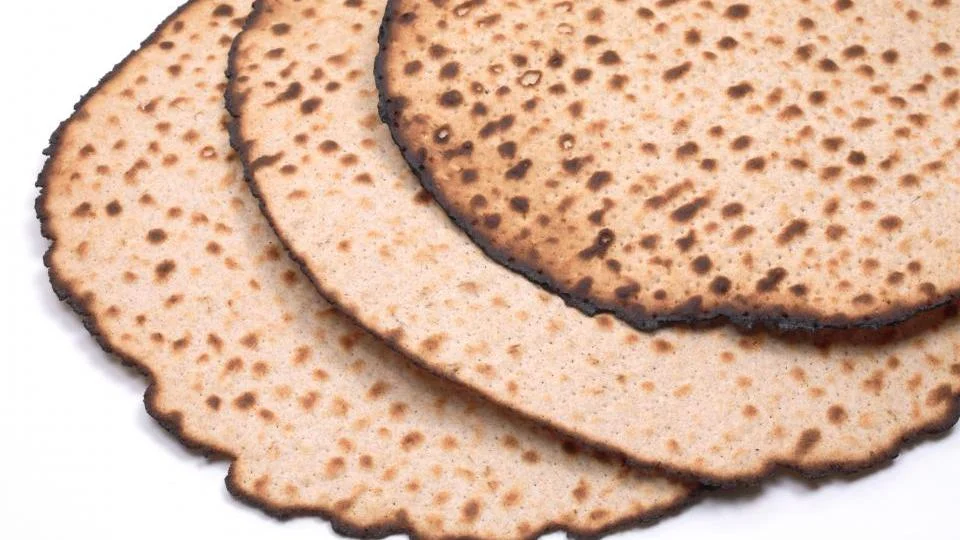 bigstock-round-matzo-isolated-60193505_8.jpg