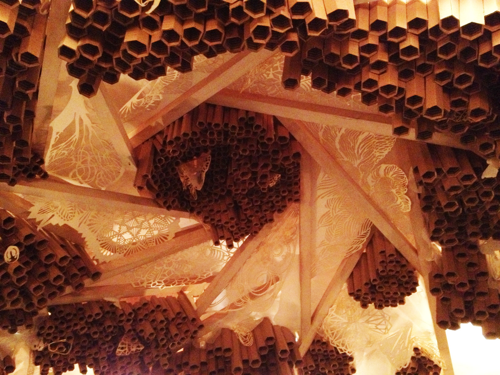 A room and resting place besides the tree dock invites you to sit among bees, wasps and their nests. 