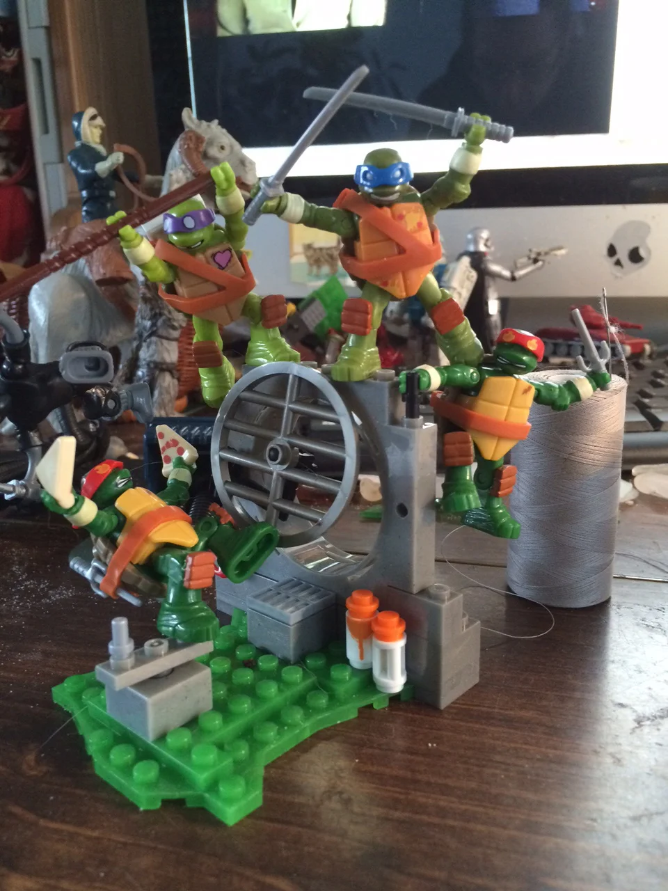 A close up of this section. These tiny TMNT figures are fun and distracting!
