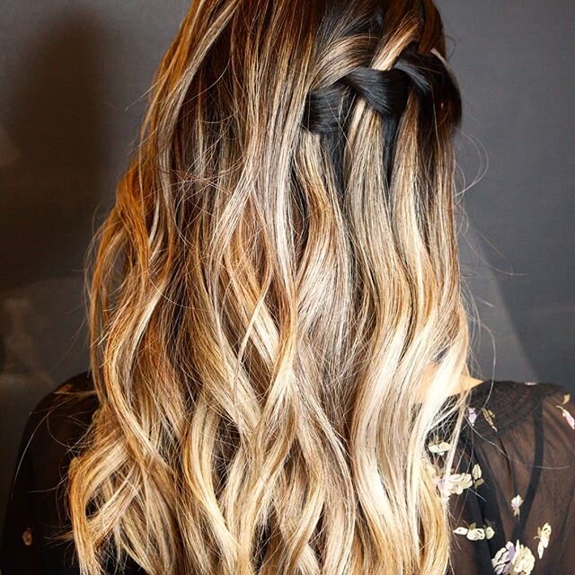 Golden Caramel Swirl. No, we're not talking🍦here. This gorgeous creation was done on the lovely @my.miaou at a recent @avedacanada event for the release of Aveda Texture Tonic! After a spritz of the magical elixir, rough blow dry and a quick side de