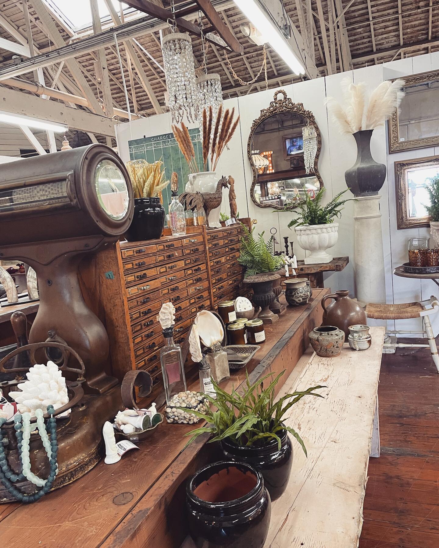 Did you all know @kingrichardsantiques is the largest antique shop in California!?! As you can imagine it&rsquo;s jammed packed with amazing vintage finds. I have had so much fun pulling from different booths the create the front display. Be sure to 
