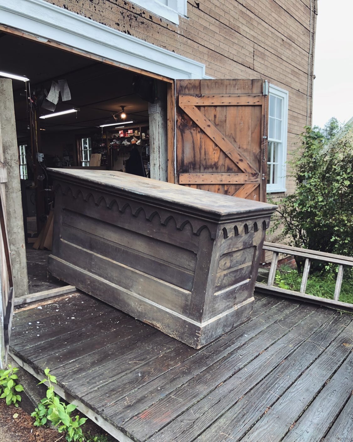 We are absolutely in love with this piece. It&rsquo;s from 1800&rsquo;s and came out of an old cobblers shop. 👞 
&bull;
&bull;
&bull;
&bull;
&bull;
#ripedesigns #hgtv #pickers #kingrichardsantiques #barnhousechickmarket 
#vintagehome #farmhousestyle