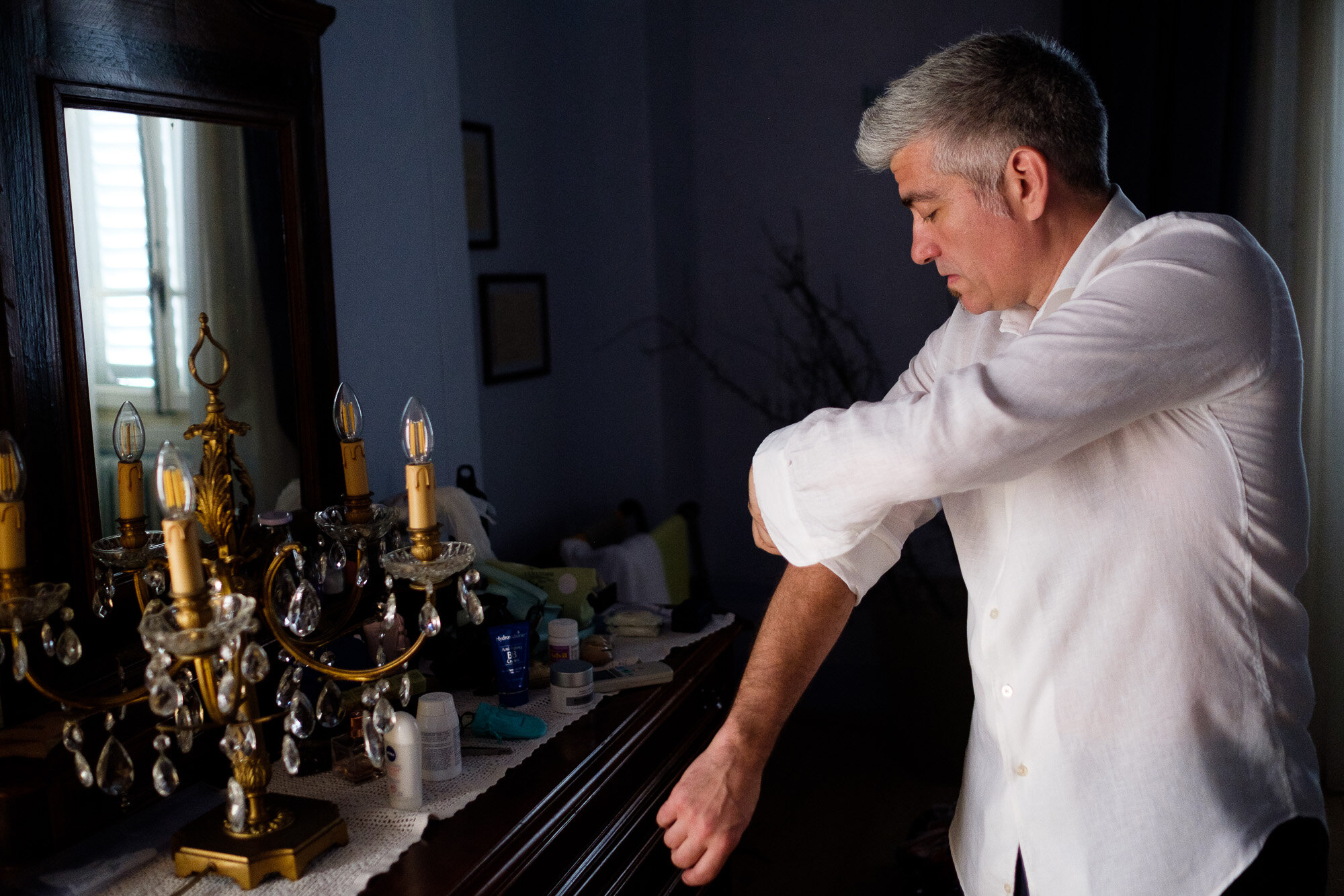  Steve gets ready before his civil wedding in their villa suite in Tuscany by wedding photographer Scott Williams (www.scottwilliamsphographer.com) 