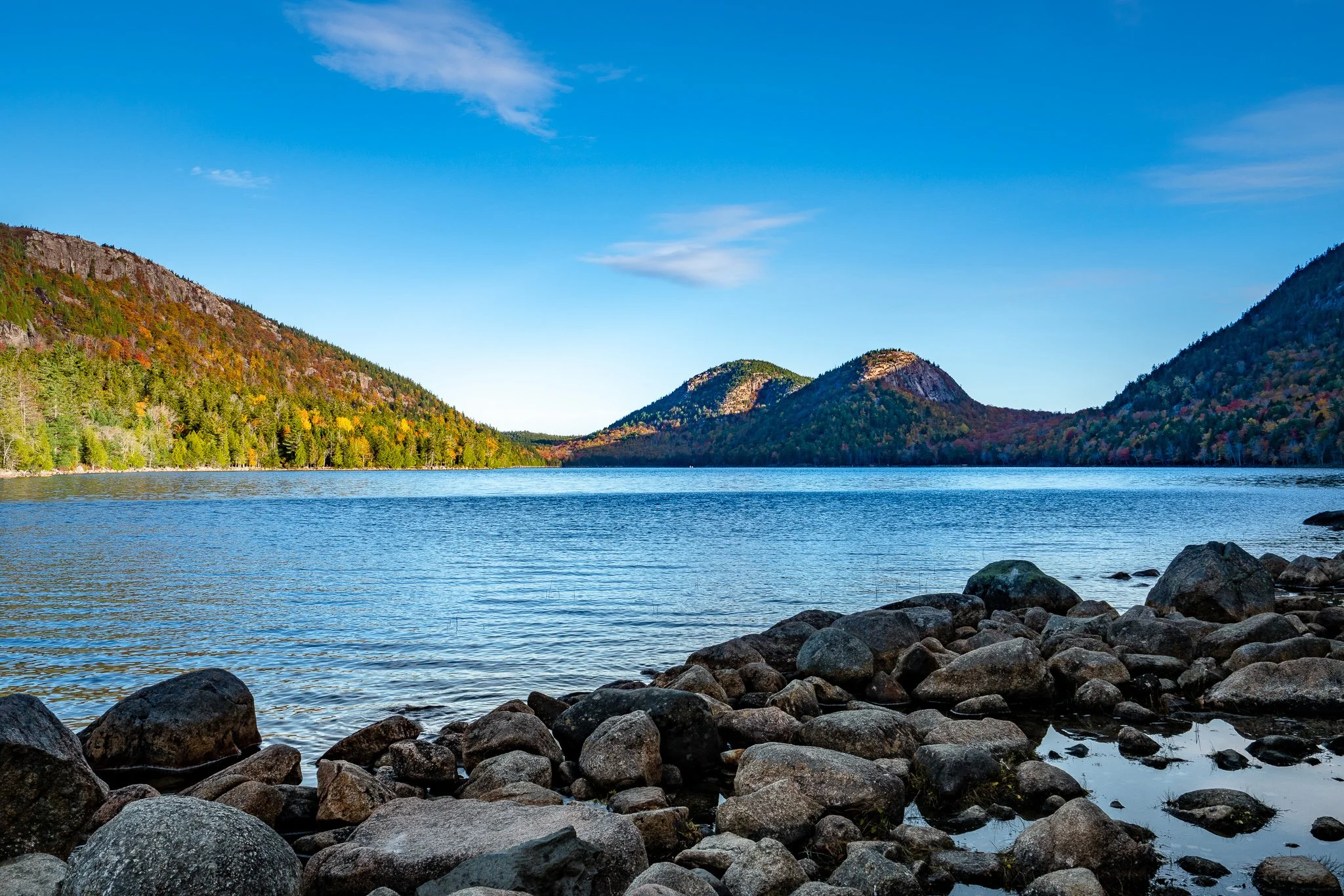 I reached Jordan Pond a little over an hour after sunrise, when the day had moved beyond the brief sunrise window.