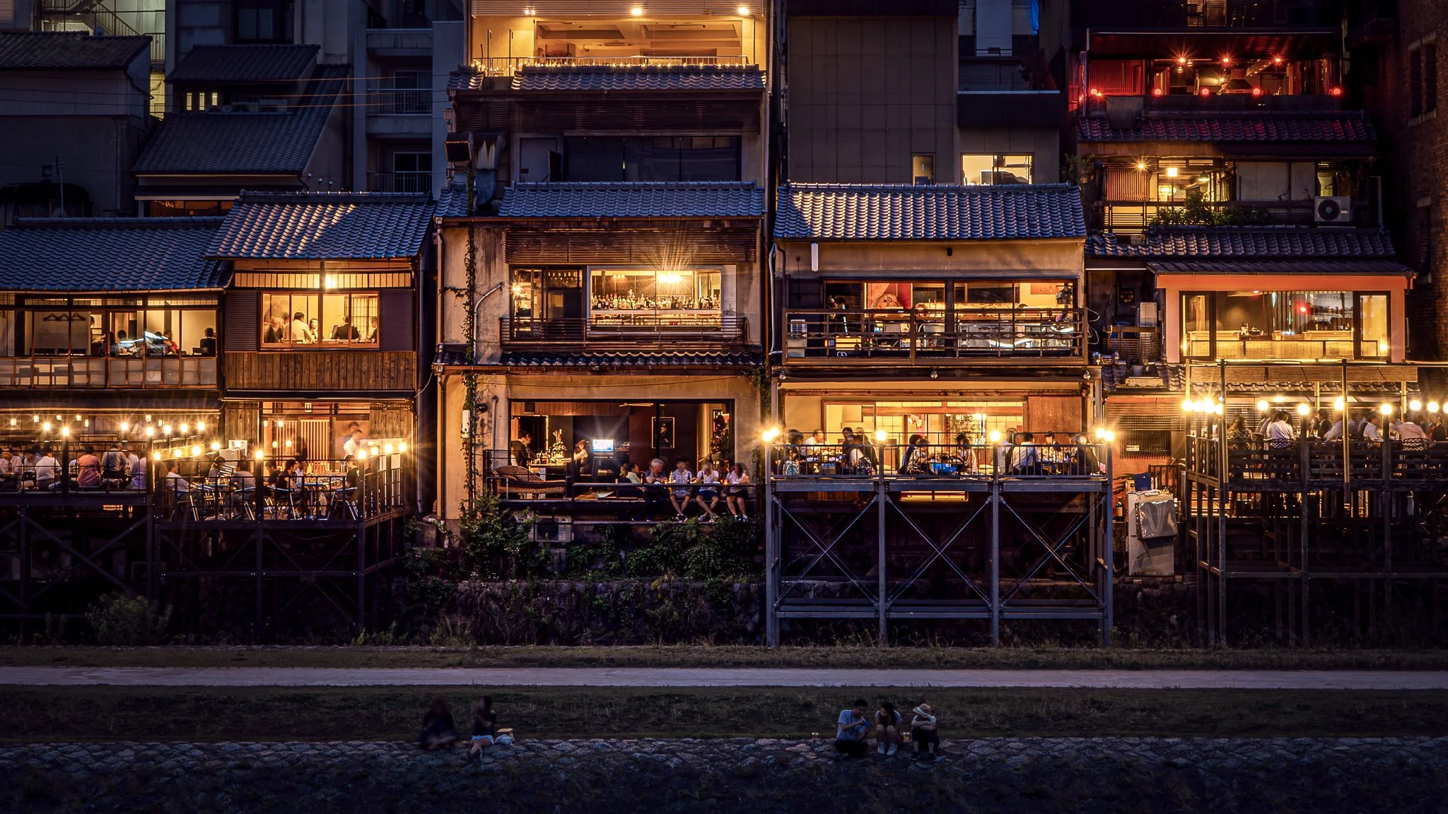 Make Artificial Lights Glow Naturally in Luminar