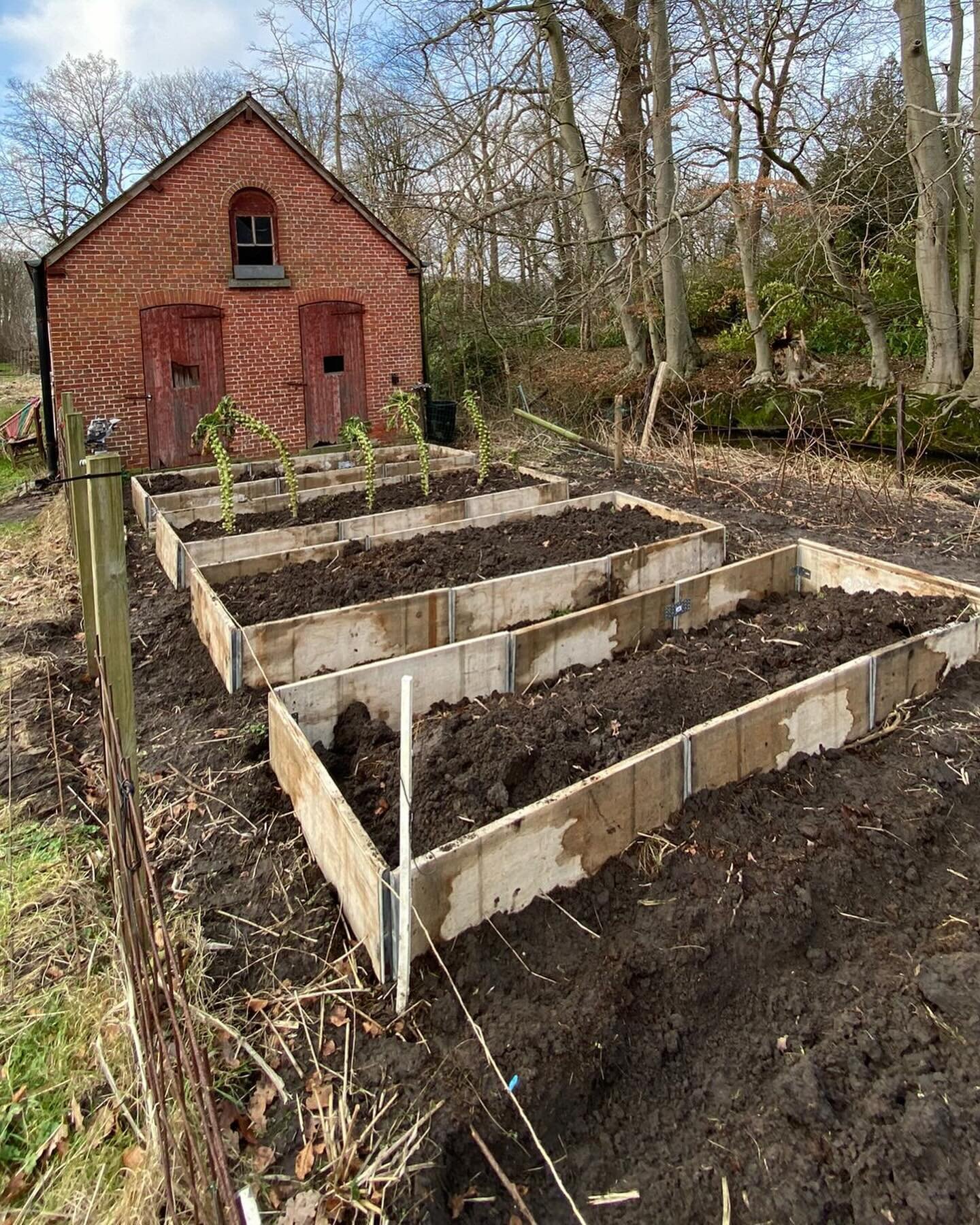 We&rsquo;ve started transforming our vegetable garden, which until now had been at ground level. We decided to change that by building raised beds.

The great advantage is that the location of the 6 vegetable garden beds is definitive. So it&rsquo;s 
