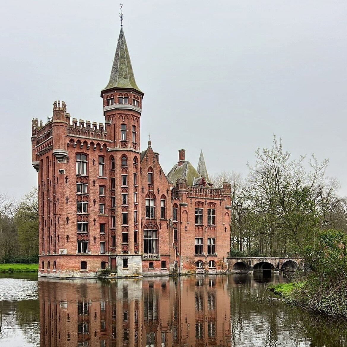 Springtime Castle vibes!

Castle Ten Berghe awaits!  Just outside Bruges, Belgium. 🇧🇪 Book your stay in our historic castle &amp; enjoy stunning views as spring unfolds. (link in bio) #castlelife #chateau #castle