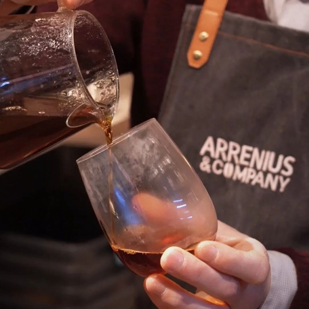 Posted @withregram &bull; @destination_uppsala Cheers to the weekend! 🥃 In Uppsala, you&rsquo;ll find classic cocktail bars as well as some unique places for coffee. Here are 3 places to check out:

1️⃣ Specialty coffee at @arreniuscompany 
2️⃣ Full