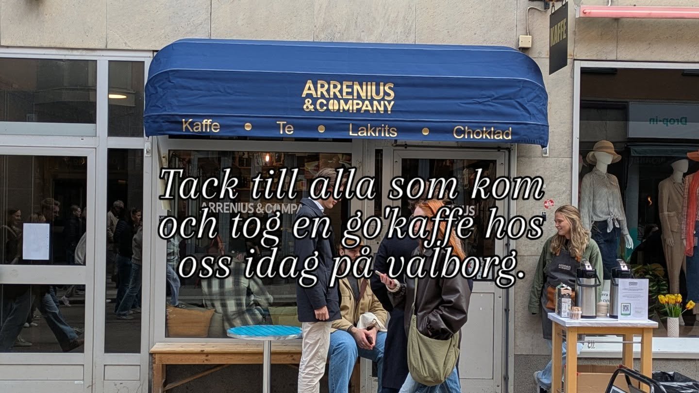 Den bl&aring; baldakinen blev uppmonterad igen precis lagom till valborg. Uppfr&auml;schad och uppdaterad. Kul att s&aring; m&aring;nga hittade till oss idag. Vi hade fullt upp fr&aring;n &ouml;ppning till st&auml;ngning. Kalle, Luna och jag fick job