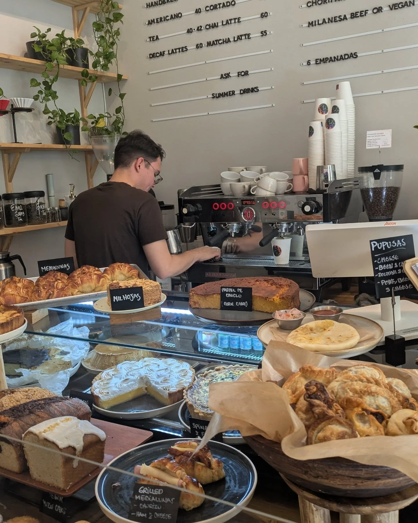 Idag gick vi av en slump förbi Volca coffee roasters. Vi tog med oss en cappuccino i solen. 
#kaffebar #specialkaffe #semester