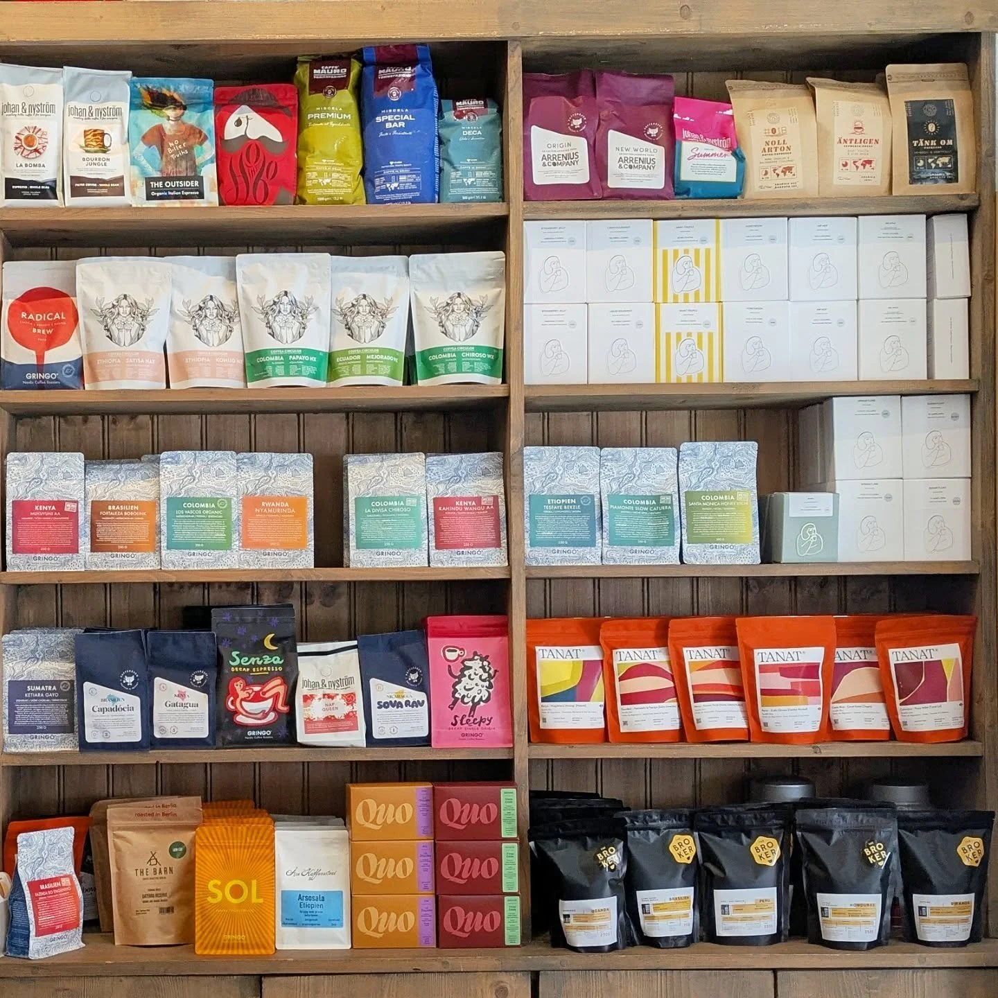 Högsommarväder och så sjukt bra kaffehylla att det var länge sen den kunde toppa detta utbud. Vi har fått en jätteleverans från DAK och även en första laddning på länge från Coffeea Cir