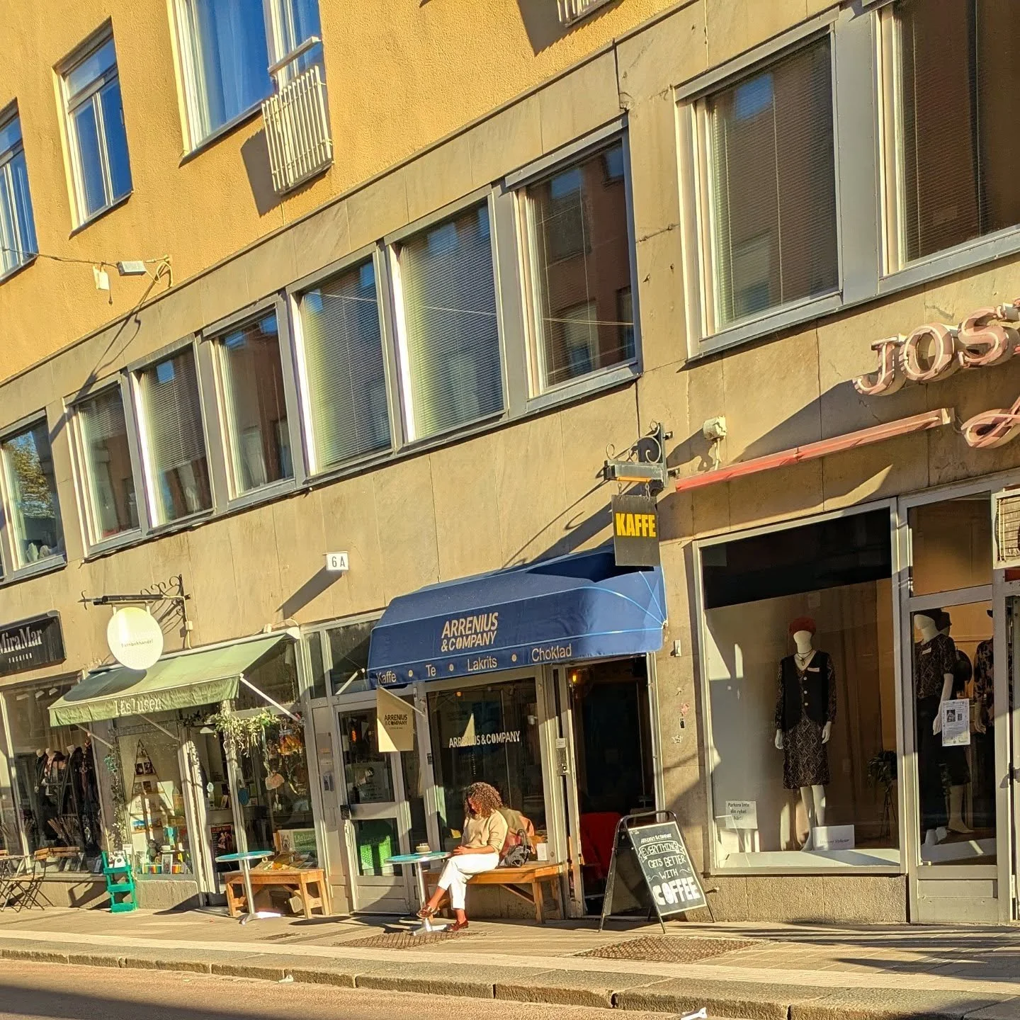 Solen har bokstavligen talat skinit på vår lilla inrättning den senaste tiden. Ni vallfärdar till oss för gott kaffe och Uppsalas bästa häng på ett sätt som vi inte sett tidigare och det värmer v&a