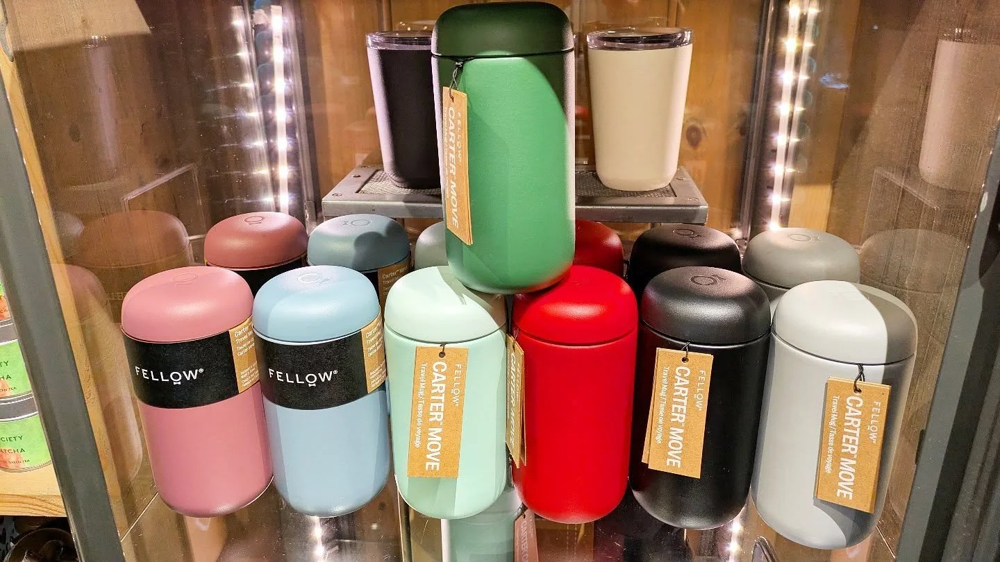 Fellow Carter Move - apsnygga och praktiska f&ouml;r dig som beh&ouml;ver ta med dig din kaffe h&auml;rifr&aring;n. Den rymmer 36cl.

K&ouml;per du 10-kort p&aring; dryck s&aring; f&aring;r du dessutom 10% rabatt p&aring; muggen. 🌞❤️ Den perfekta ju