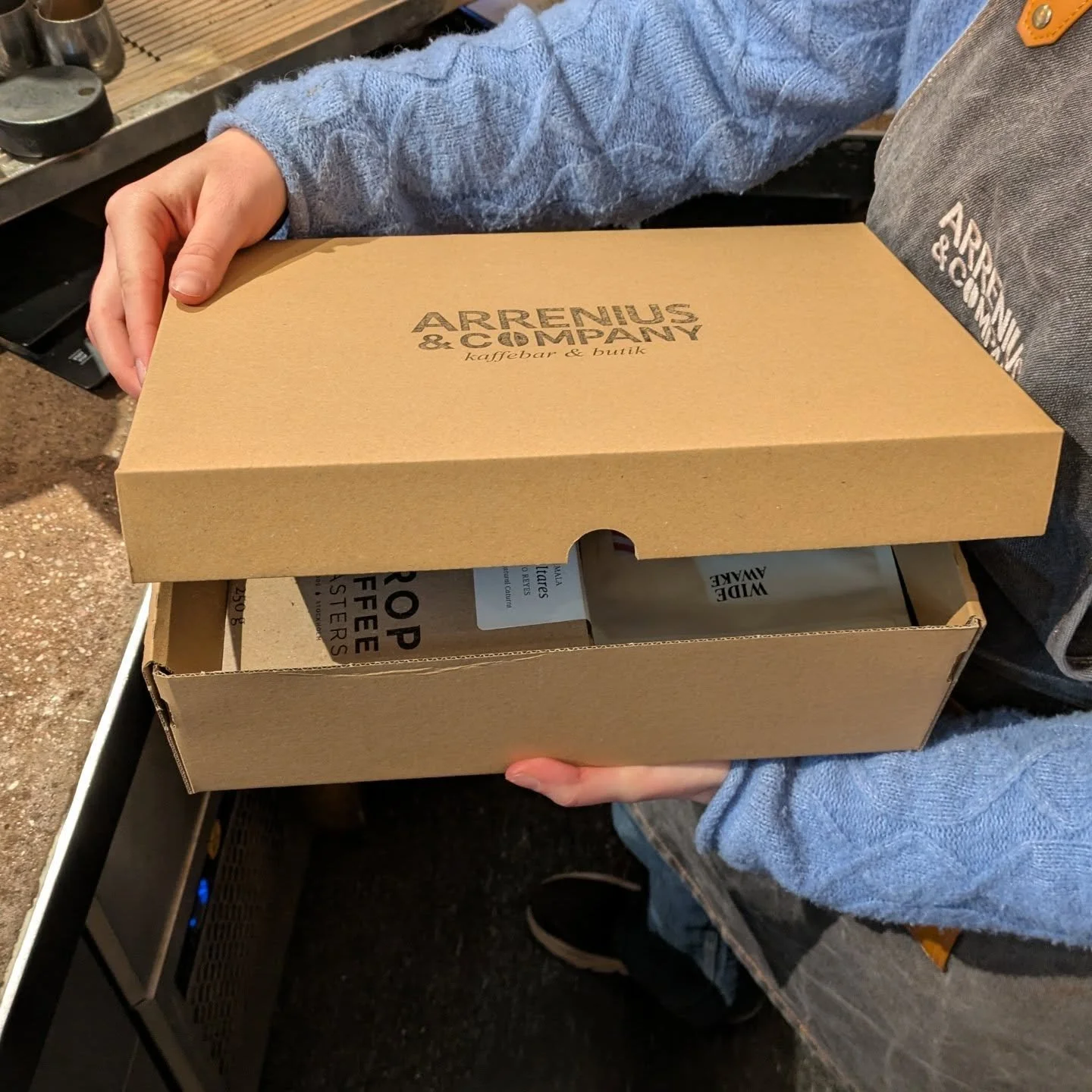 Vi har f&aring;tt v&aring;r f&ouml;rsta st&auml;mpel med f&ouml;retagets logga! I &aring;r k&ouml;pte vi inte hem n&aring;gra julkalendrar men f&ouml;r dig som vill ge bort en adventskvartett till n&aring;gon k&auml;r s&aring; kan vi ordna en skr&aum