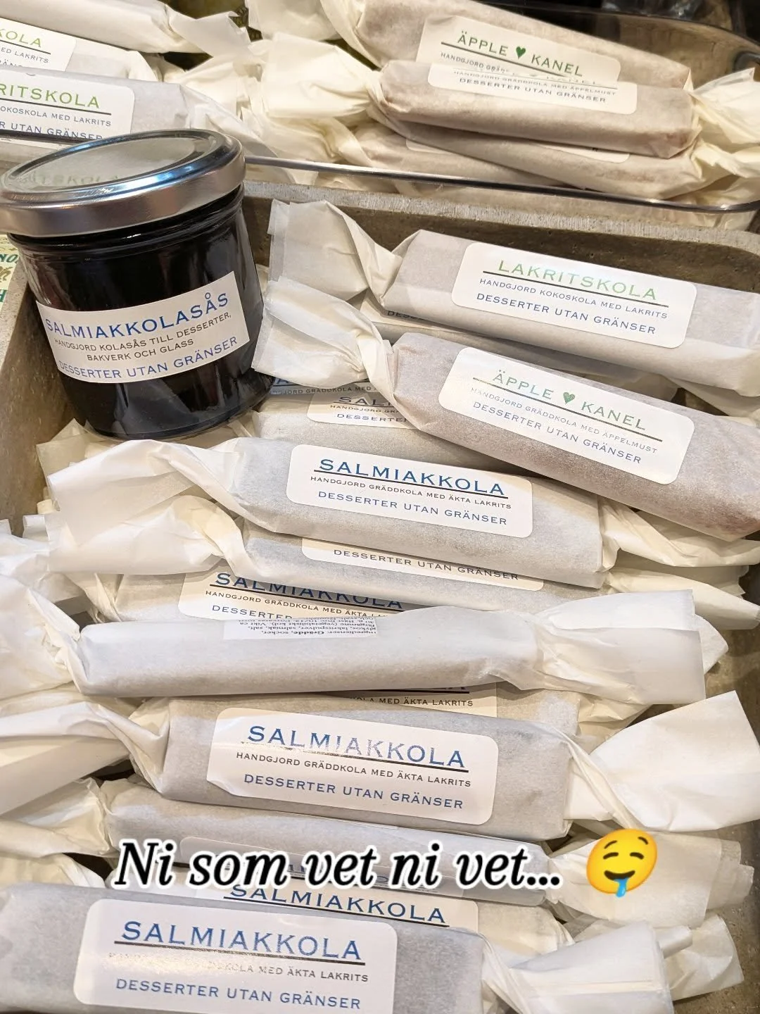 Salmiakkolan och dess kusiner &Auml;pple-/Kanel och Lakritskolan finns nu i lager. De &auml;r f&ouml;rf&ouml;riskt goda. Passa p&aring; att prova! 🏃🏼🏃🏼&zwj;♀️🏃🏼&zwj;♂️🏃🏾