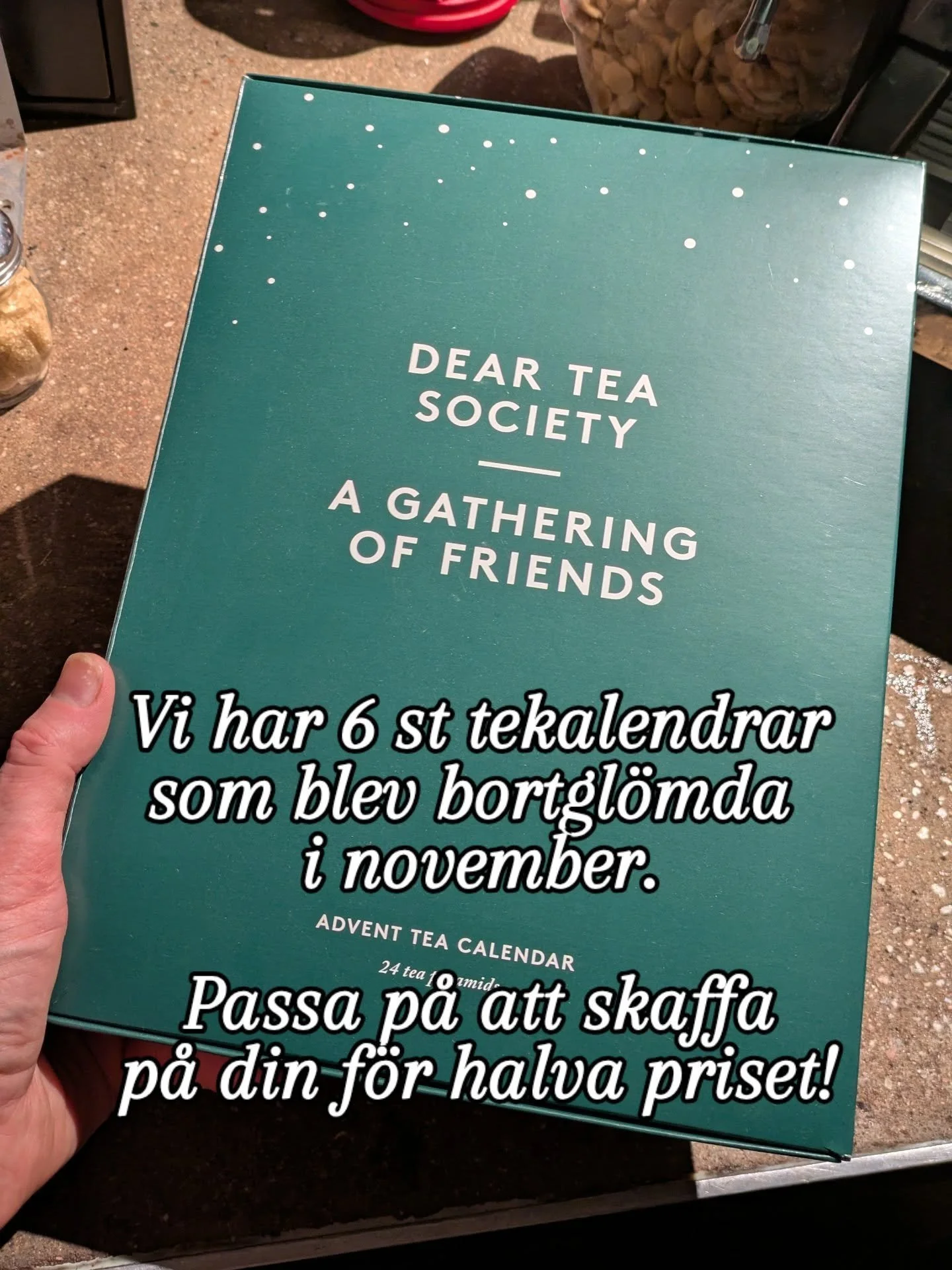 Sex stycken tekalendrar inf&ouml;rskaffades f&ouml;r en dryg m&aring;nad sedan f&ouml;r att genast gl&ouml;mmas bort. Nu beh&ouml;ver vi er hj&auml;lp att bli av med dessa. 😅 Den blir din f&ouml;r det minimala priset 150kr.