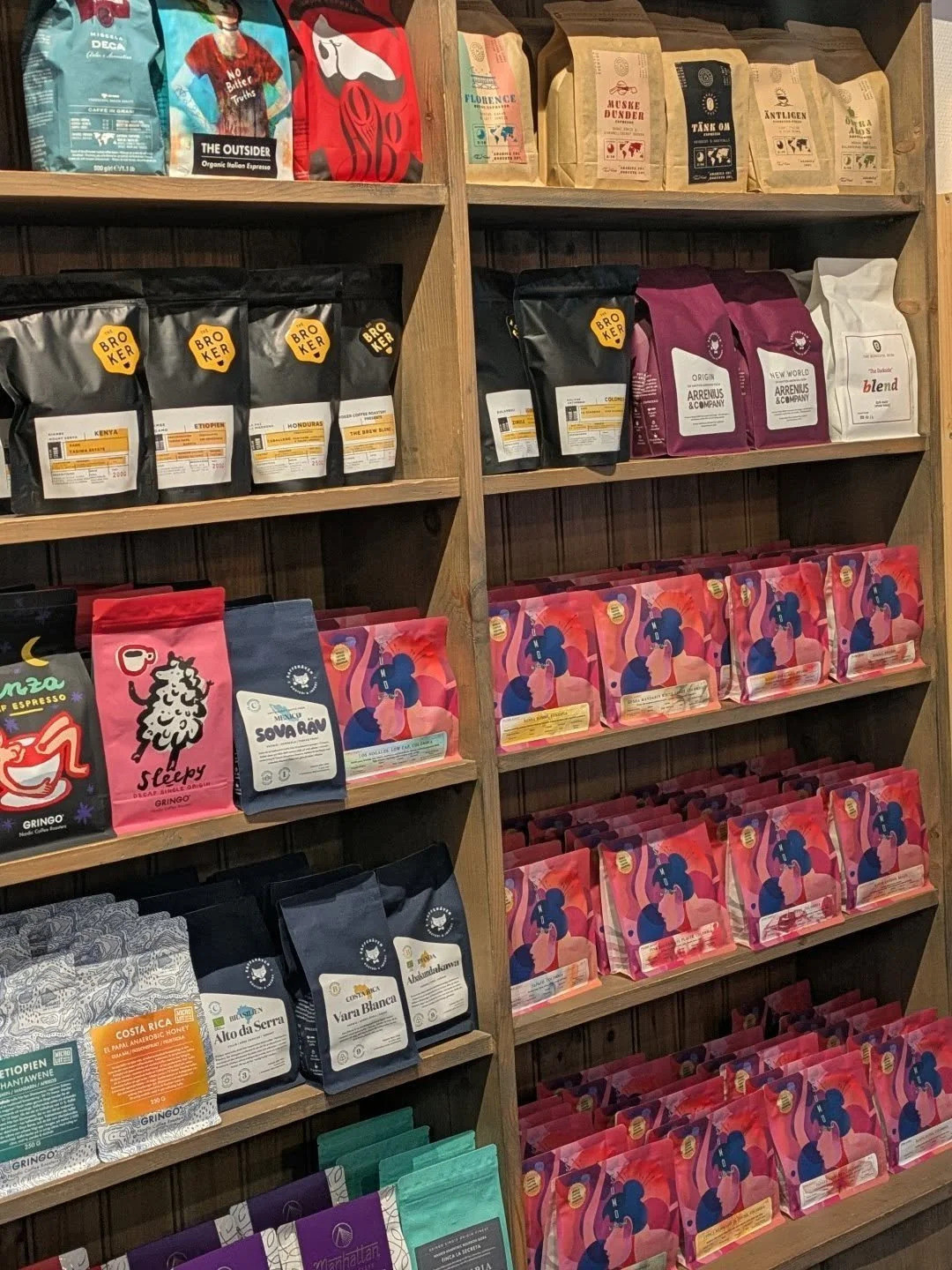 BOOM 💣🎉 Det maffigaste sl&auml;ppet under februari &auml;r h&auml;r! Tretton nyheter fr&aring;n v&auml;lrenommerade @sumocoffeeroasters g&ouml;r premi&auml;r hos oss. 2019 &aring;rs World Coffee Tasters Champion Daniel Horbat &auml;r en av personer