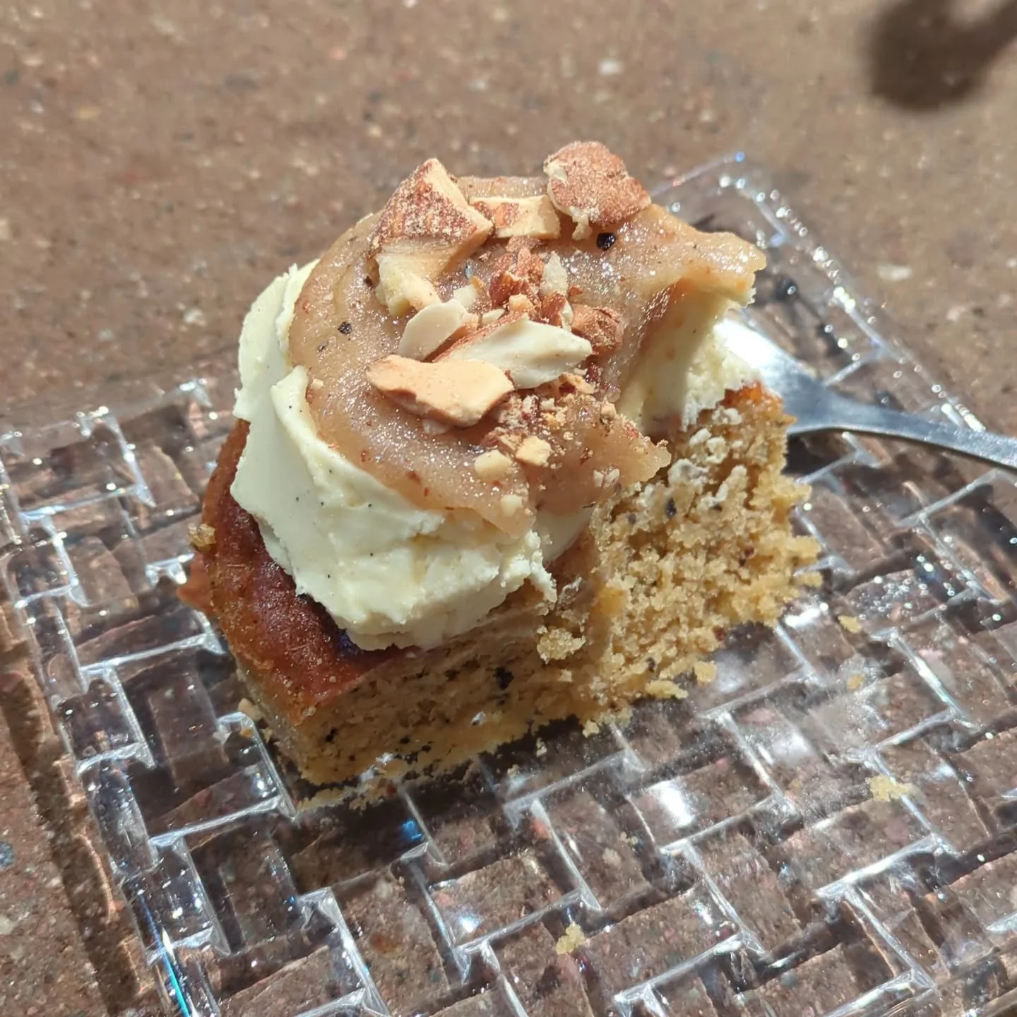 Kalle och och jag fick en lyxig g&aring;va fr&aring;n en av v&aring;ra stammisar signerad @kroasangbageri. Bovetesemla. Riktigt mumsig och rustik! Vi f&ouml;rst&aring;r varf&ouml;r de f&aring;tt utm&auml;rkelsen &aring;rets semla tillsammans med  @gu