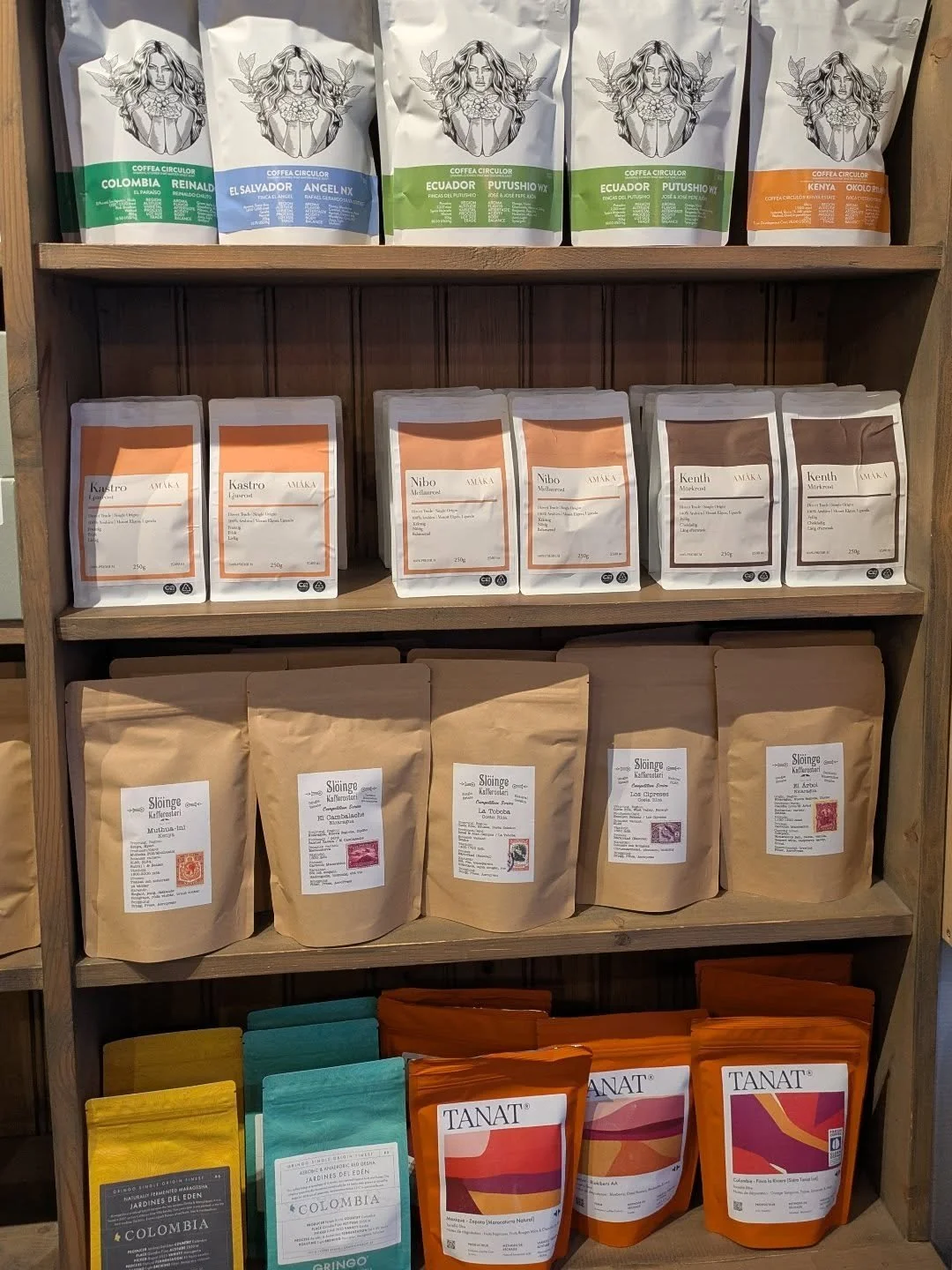 Nytt kaffe fr&aring;n @sloinge_kafferosteri har landat liksom p&aring;fyllning fr&aring;n @uppsalakafferosteri.

Dessutom premi&auml;r f&ouml;r @amaka_ab. 🎉 Kaffe direktimporterat fr&aring;n Uganda, rostat i Uppsala av Ugandab&ouml;rdiga Mustaf Ali.