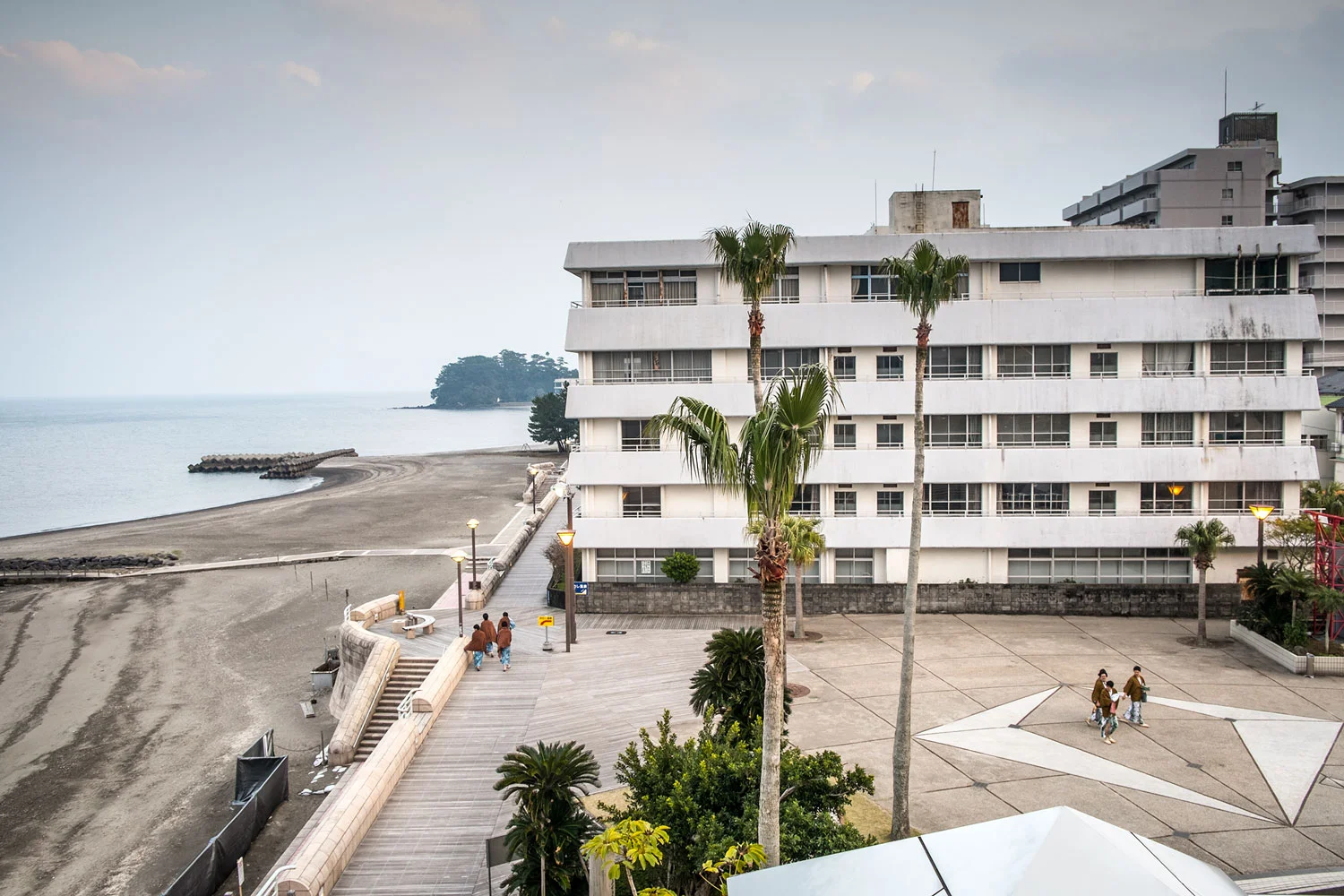 You see those poeple in yukata? Those are customers on their way to get some hot sand shoveled on themselves.