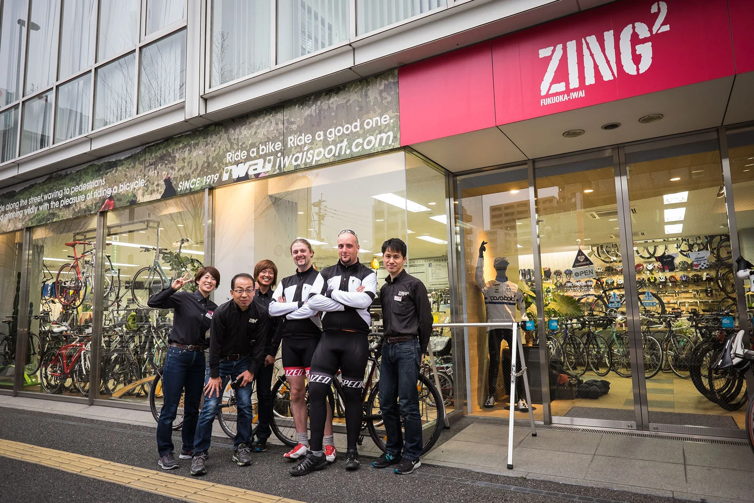 Noi e i ragazzi di Zing Zing davanti all'entrata del negozio. 