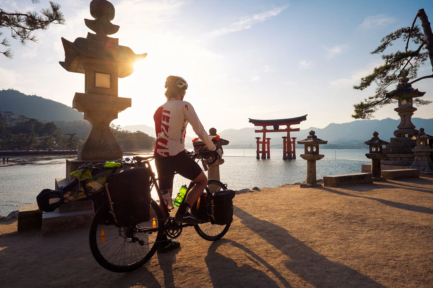Sio in sella alla sua Specialized Tricross, prima di lasciare Miyajima. 