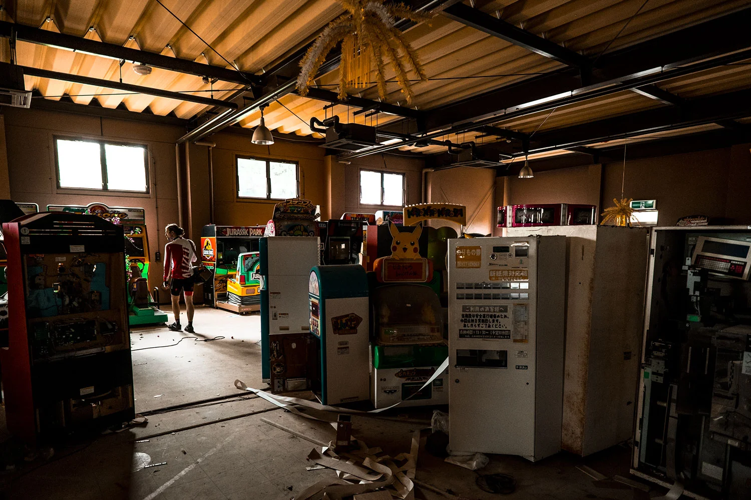 Sio esploring an abandoned arcade