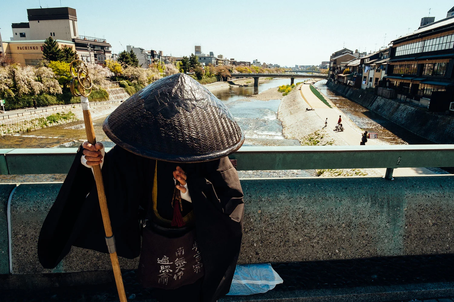 Un monaco intento a pregare su uno dei ponti di Kyoto. 