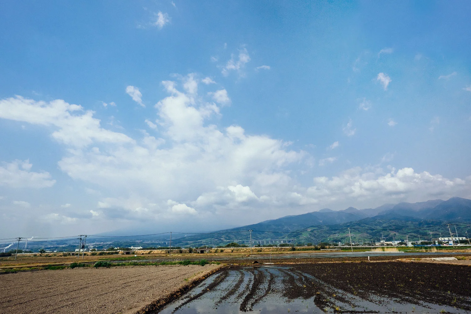 Le nuvole e la foschia che hanno coperto il monte Fuji durante tutta la giornata. 