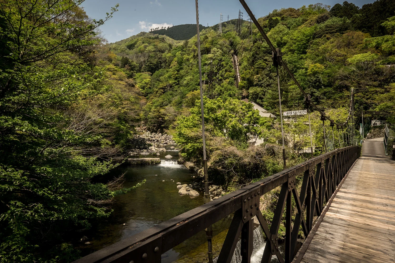 Un ponte di legno per attraversare il ruscello. 