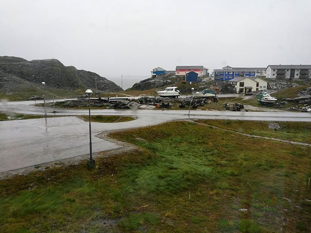 Buongiorno Nuuk, &egrave; bello veder piovere quando hai un tetto sopra la testa ☔
#uncommonarctic #giroalfreddo #greenland