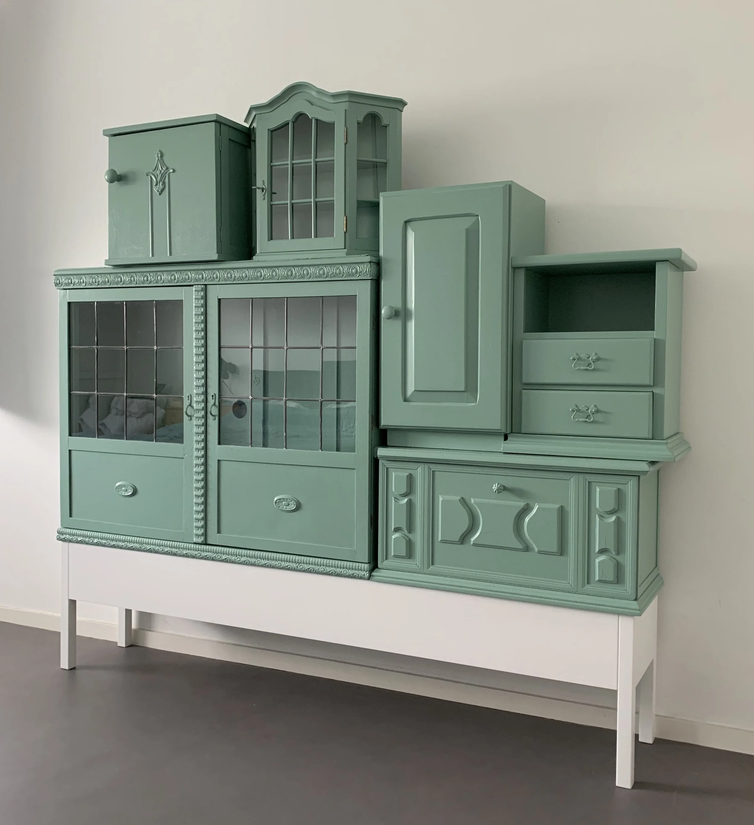 TV-kast met een nieuw onderstel