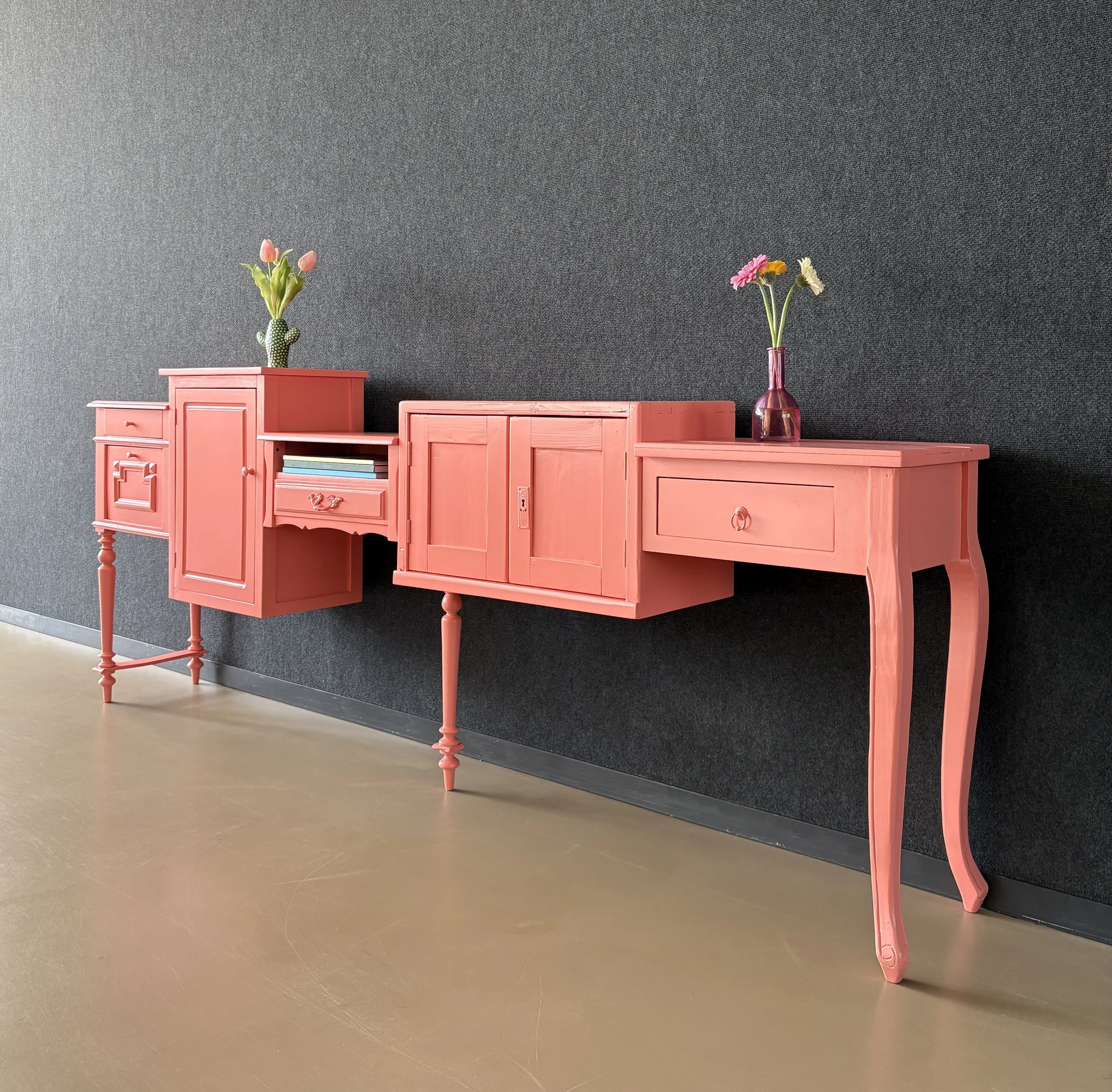 158. Geheel gespoten in zalmroze. 230 cm breed.