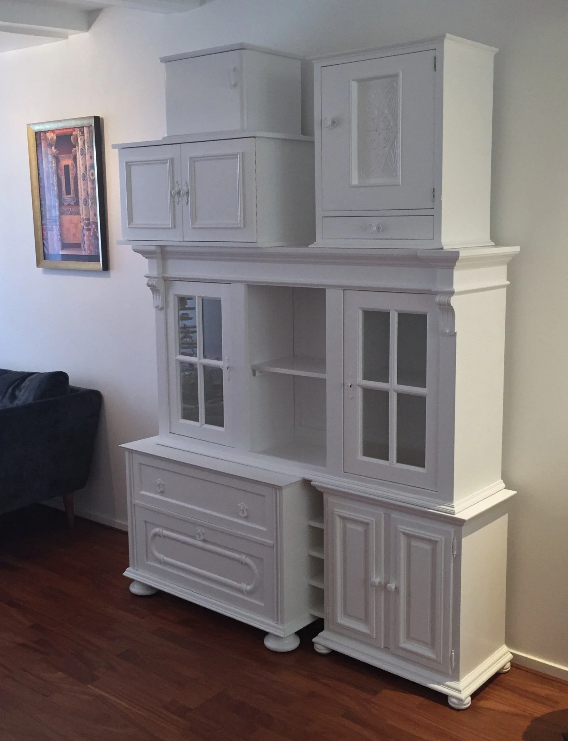 Kast 30 (verkocht) Wandmeubel van oude kastjes met een wijnrekje ertussen