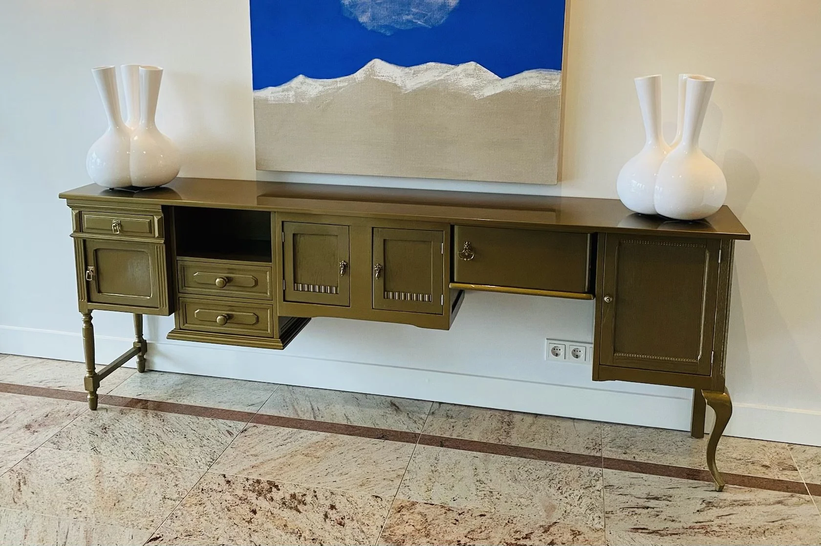 Dressoir van oude kastjes