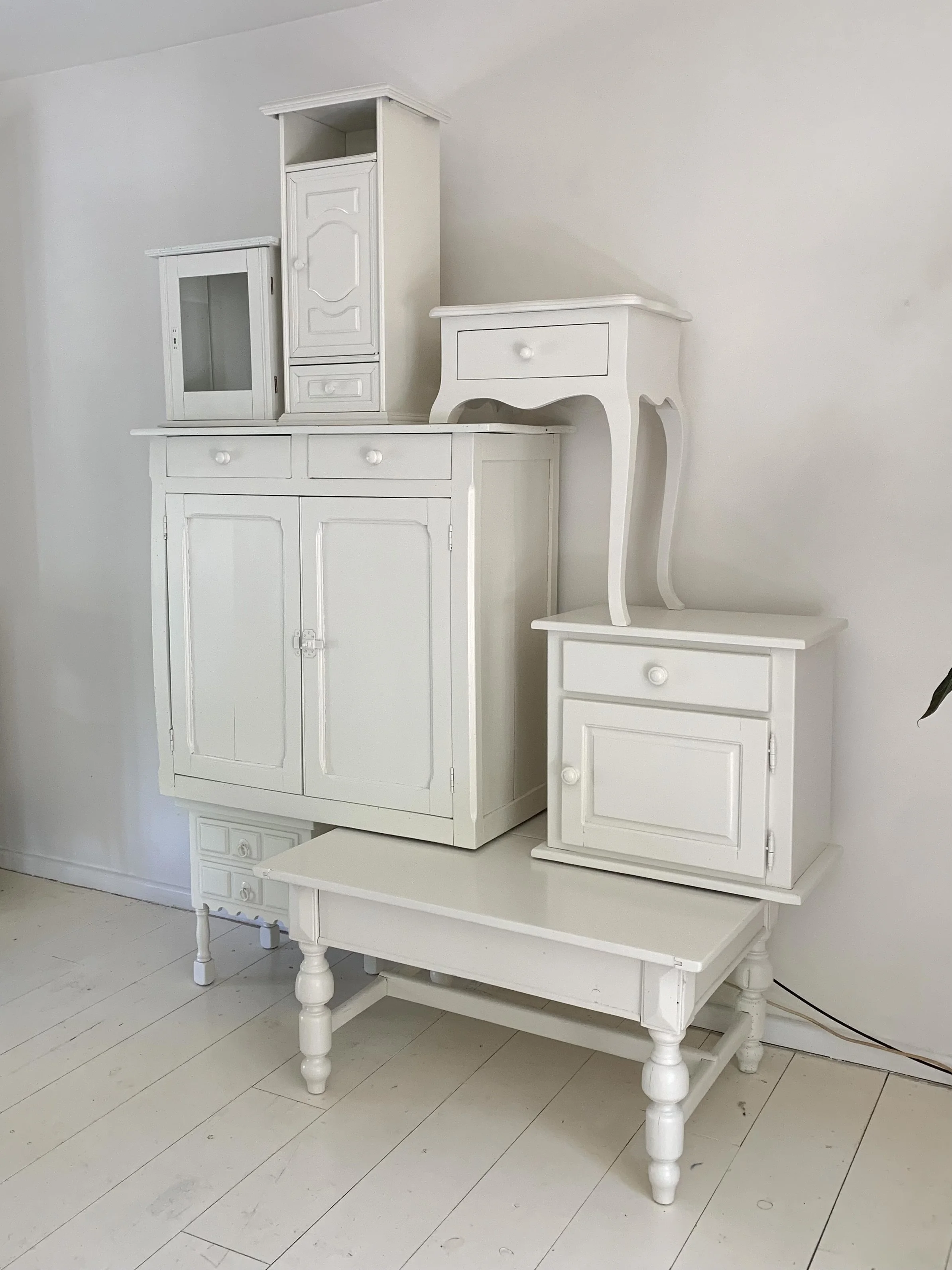 Kast 146 (verkocht) TV-kast van oude meubels. Wit gespoten