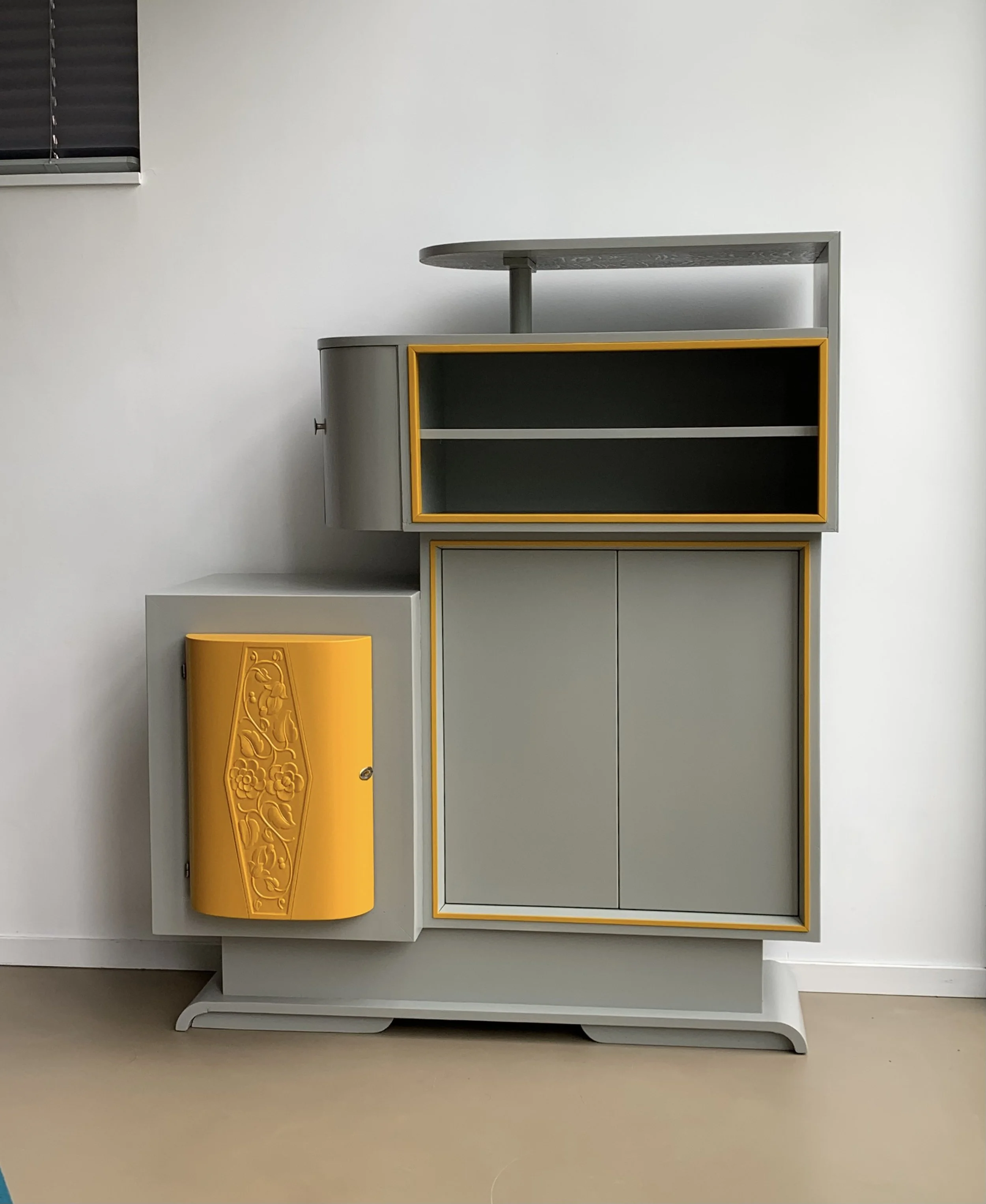 Stapelkast 169. Twee oude kasten gecombineerd tot een meubel met nieuwe deuren