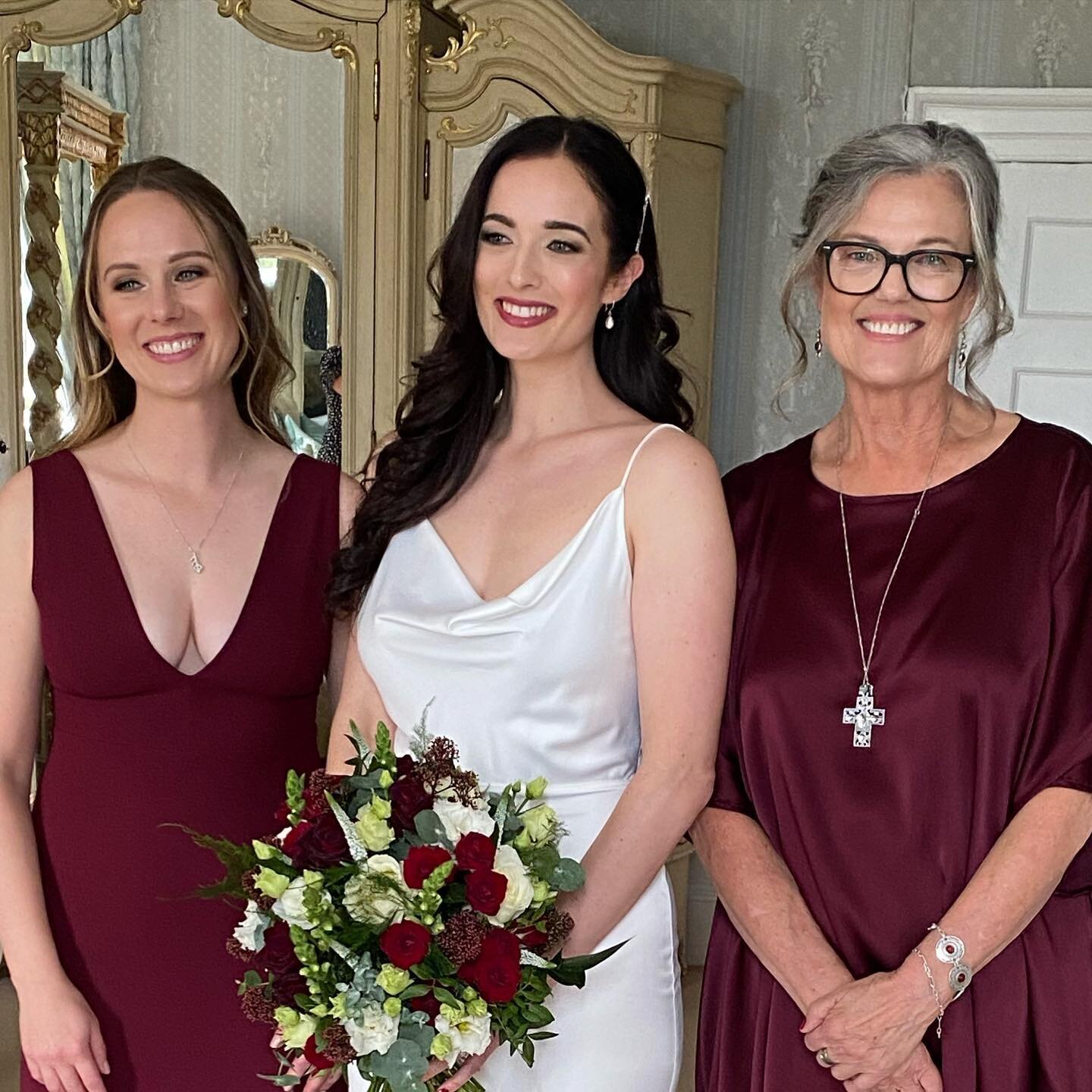 Mother &amp; Daughters 🤍🇨🇦
Such a pleasure doing makeup for these 3 beautiful ladies on Sunday at @norwoodng25 💗

Flowers @flowerbarnjenny 
Hair @rachelneslen 

#motherdaughter #sisters #bride #britishwedding #countryside #lincolnmua #mua #weddin