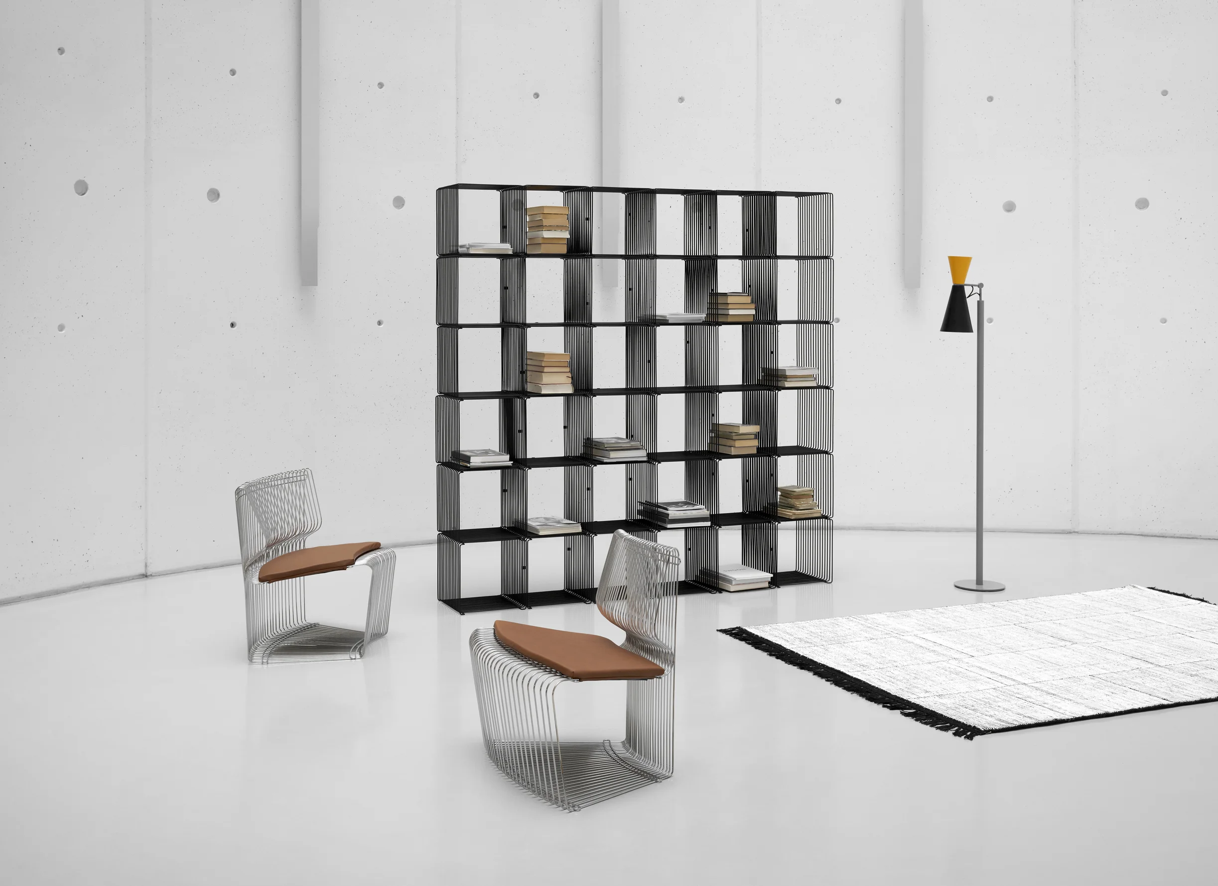 Montana_Pantonova_1xConcave_1xConvex_LeatherBrandy_Cushion_PantonWire_Black_W.jpg