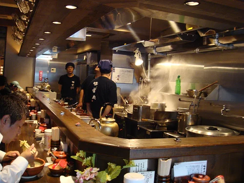 A typical ramen-ya (ramen shop). Image by InfoMofo.