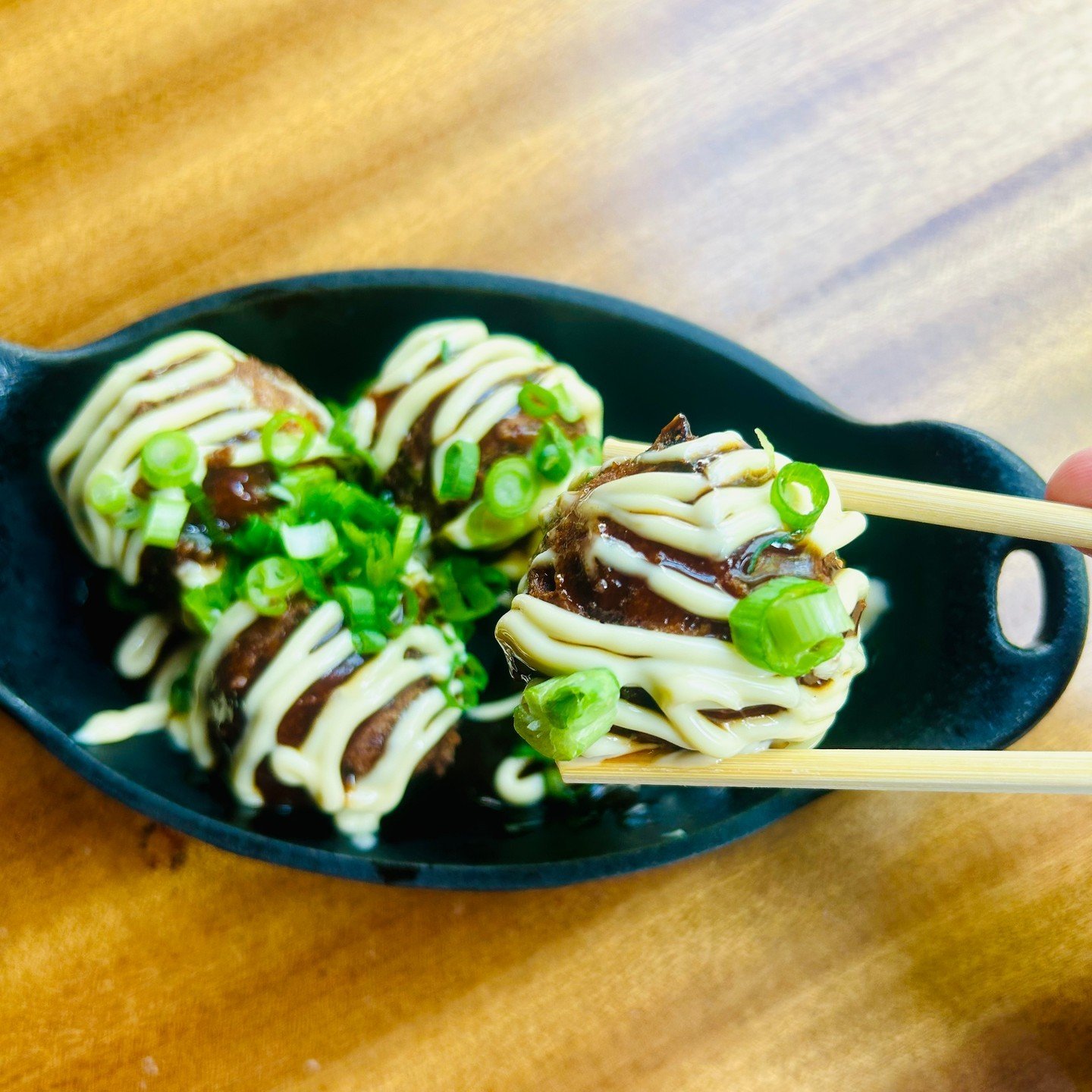 Our takoyaki hushpuppies are so good, you&rsquo;ll be coming back for round two ✌️😋 Made with octopus, scallions, kewpie, &amp; tonkatsu, these yummy bites pair perfectly with a pint! 🐙🍺