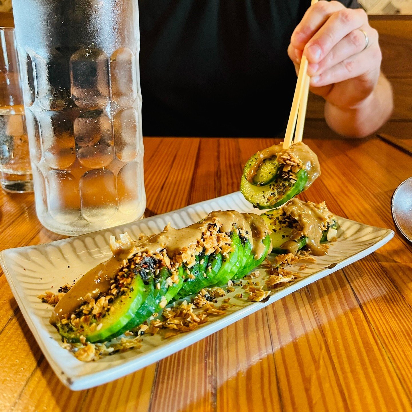 Thinking about a quick bite to eat? Our Japanese cucumber is the way to go! This yummy snack is topped with our sesame seasoning, garlic chips, &amp; togarashi 🩷🥒