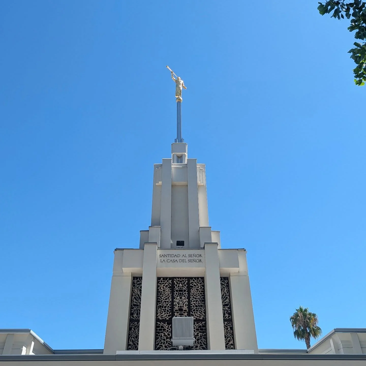 Santidad al Se&ntilde;or, la casa del Se&ntilde;or... Holiness to the Lord, the house of the Lord. No matter what language or what country, the gospel of Jesus Christ is the same, and the Spirit of the Lord is the same.

Photo of Santiago Chile templ
