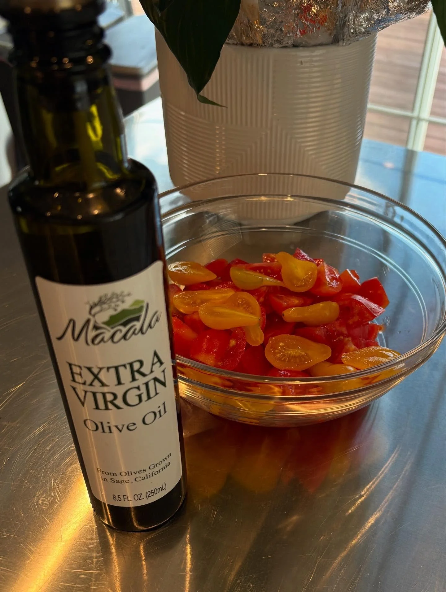 Have you heard Macala EVOO and Macala tomatoes are a perfect match?! And it&rsquo;s an east side to any meal (just add salt and pepper and vinegar if you like).

#CaGrown #FarmToTable