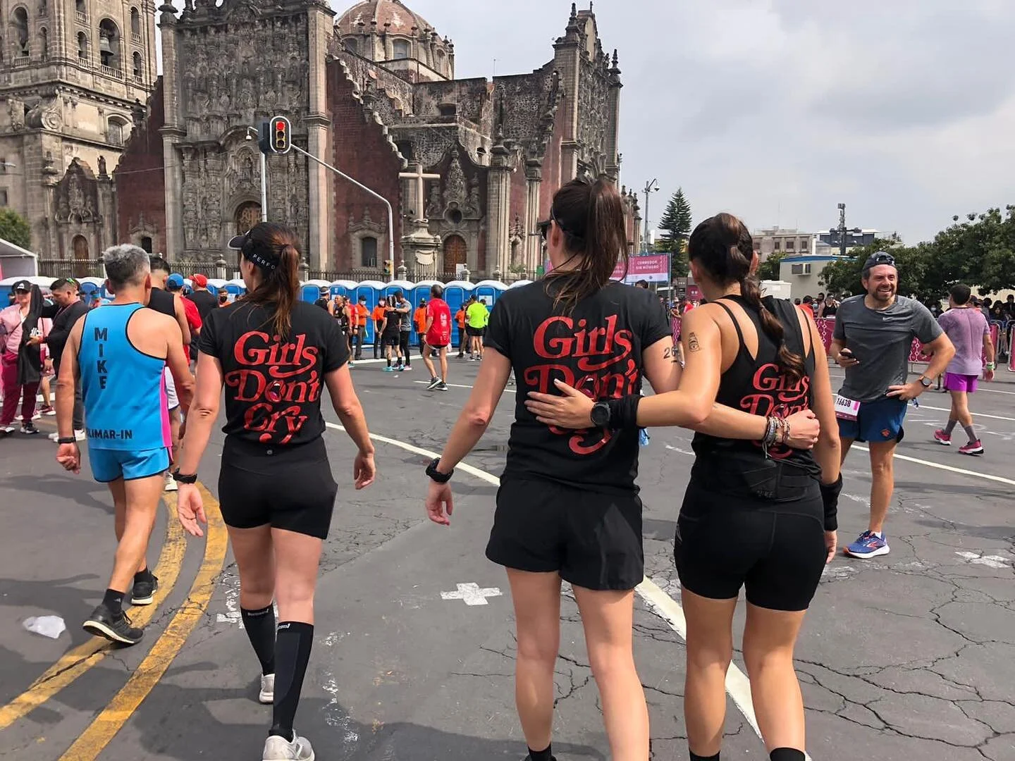 &iexcl;Felicidades a todos los corredores del @maraton_cdmx ! Hoy que estuve de porra confirmo que es  igual de emocionante que competir. Toda la CDMX, en colectivo, apoyando a toda la banda no tiene precio. 

@__performers__  #performinlife #contodo