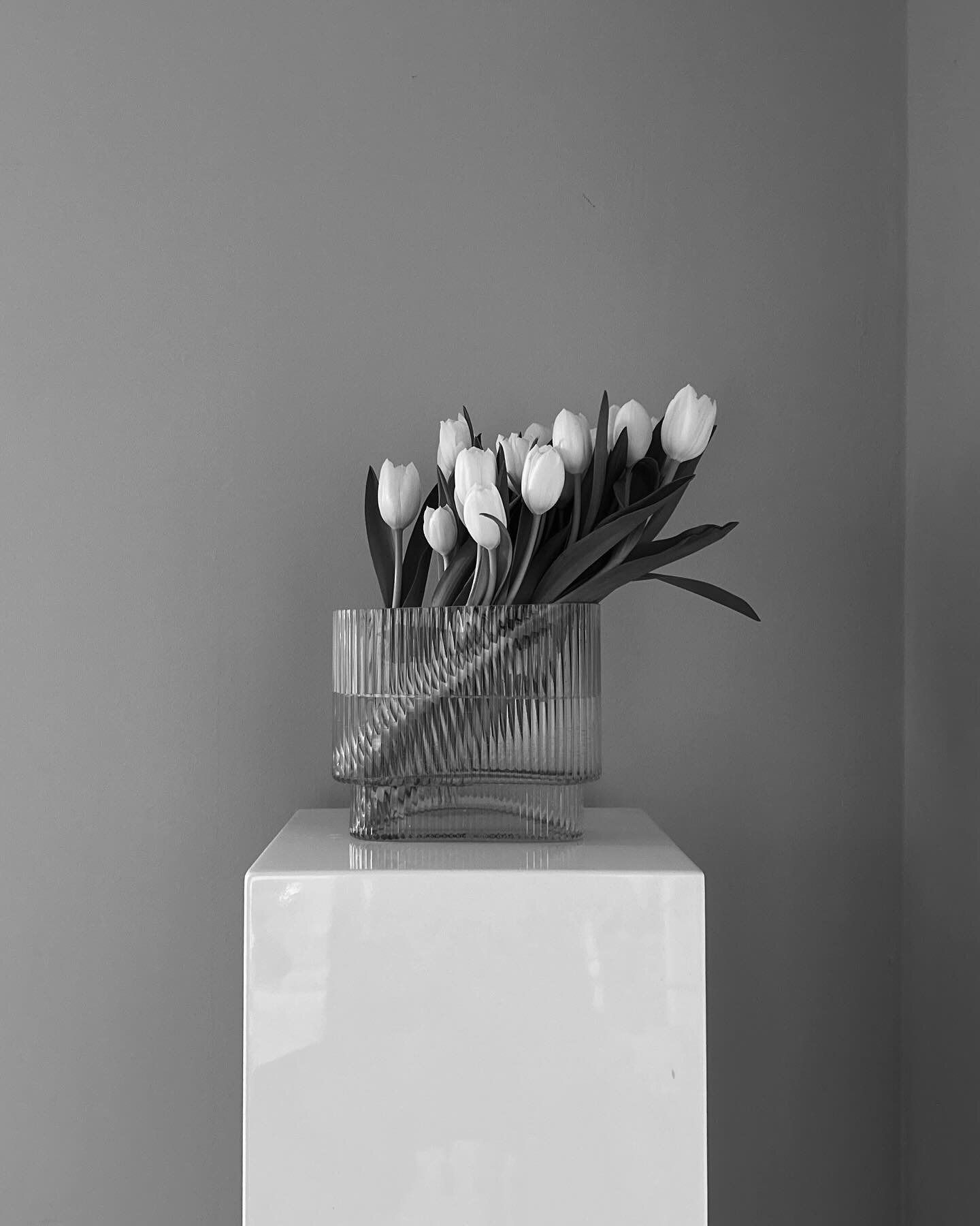 CASCADE OF TULIPS &mdash; A minimalist corner of our home.

_______________________

#cheriesteininteriors #architecture #customhome #contemporaryhome #designerhome #designerhometours #floraldesign #hometours #homedesign #japandi #japanesemaplehouse 