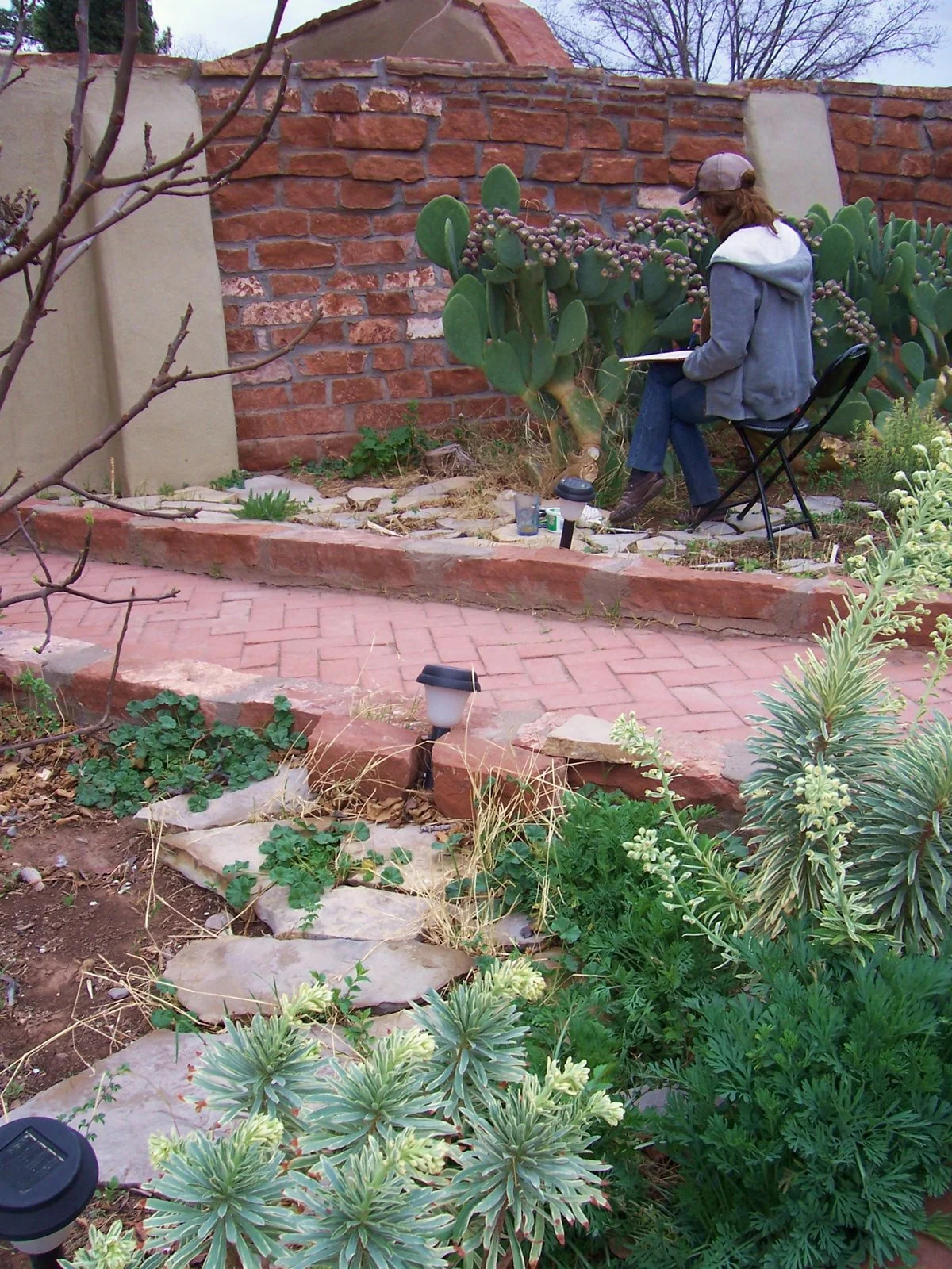 An artist drawing at Mano y Mente